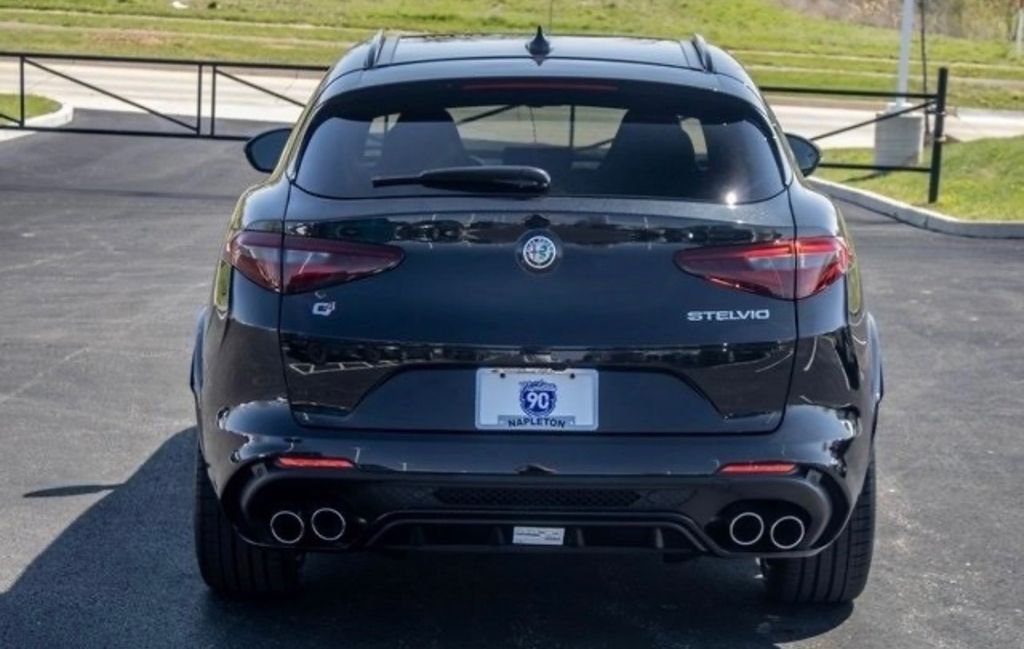 2023 Alfa Romeo Stelvio Quadrifoglio photo 3