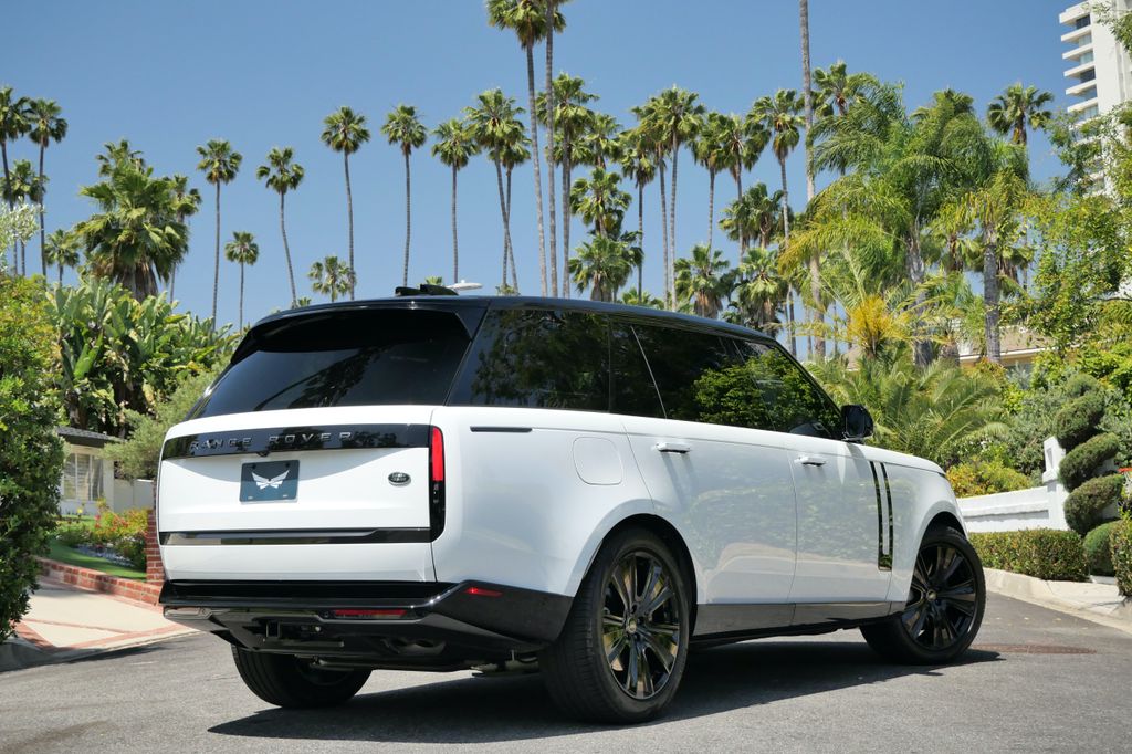 2023 Land Rover Range Rover SE photo 4