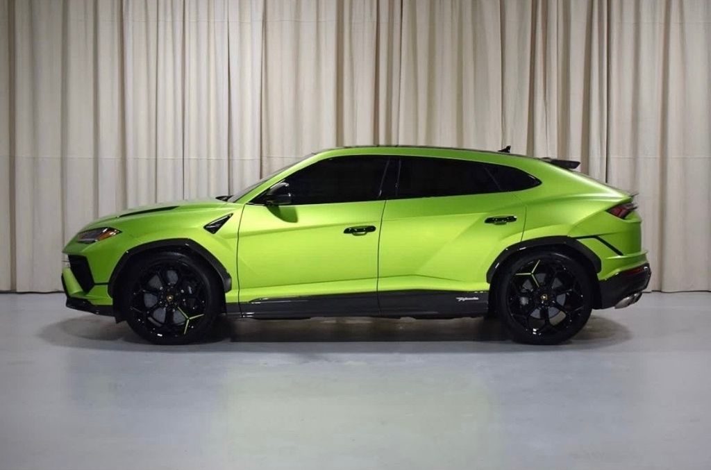 2023 Lamborghini Urus Performante photo 2
