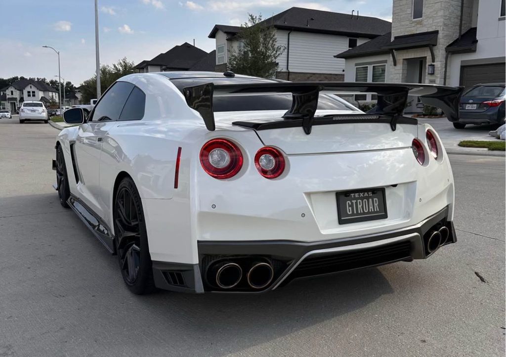 2017 Nissan GT-R Premium photo 2