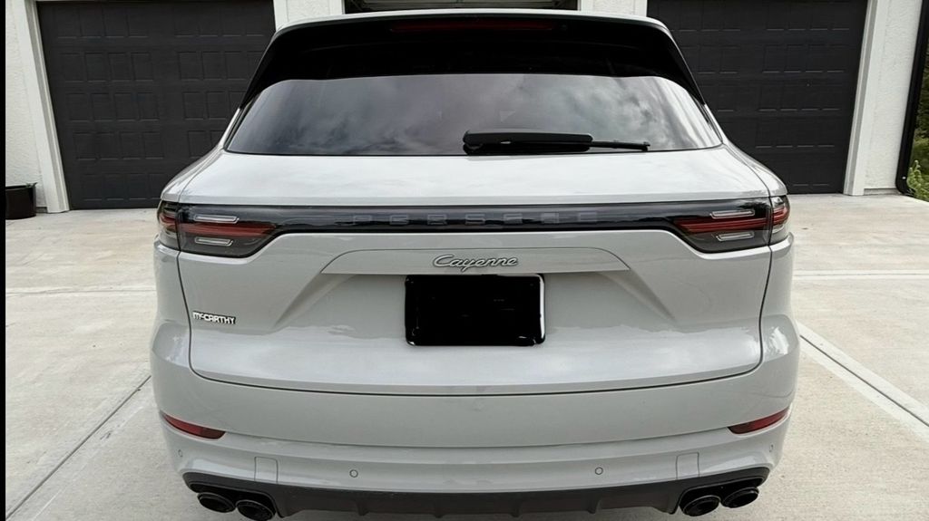 2022 Porsche Cayenne E-Hybrid photo 4