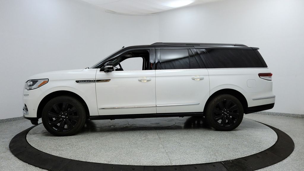 2023 Lincoln Navigator Black Label photo 2