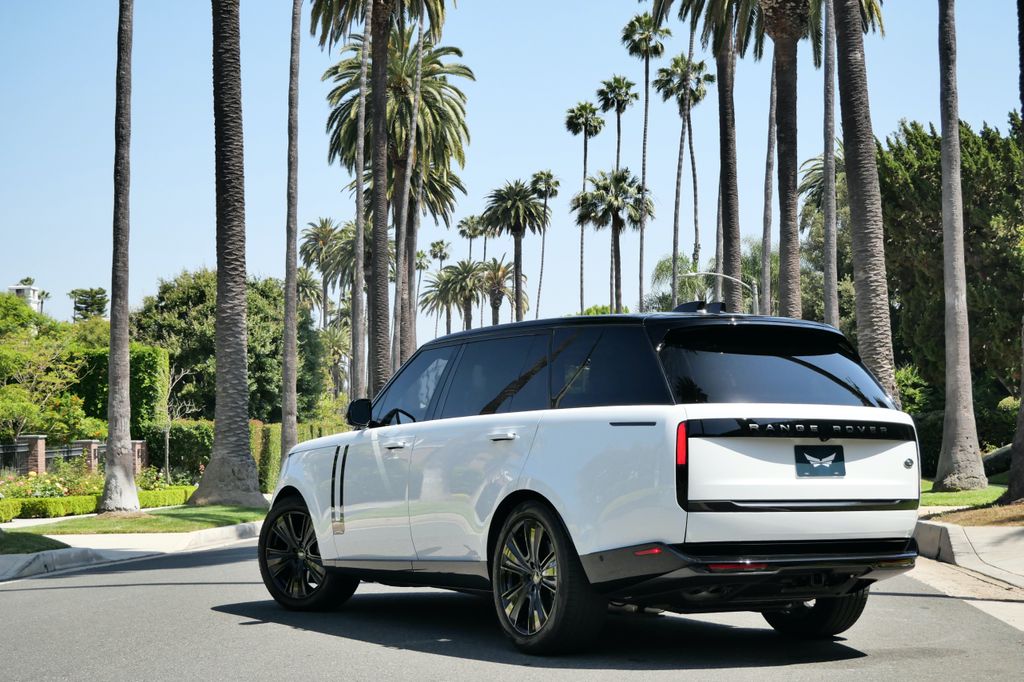2023 Land Rover Range Rover SE photo 2