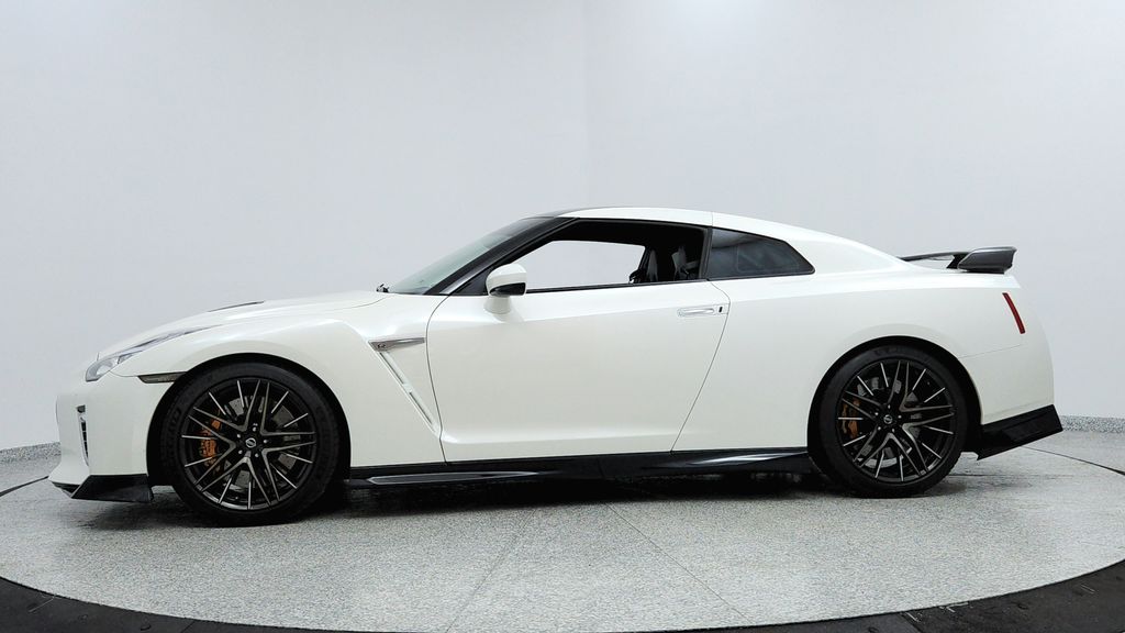 2021 Nissan GT-R Premium photo 2