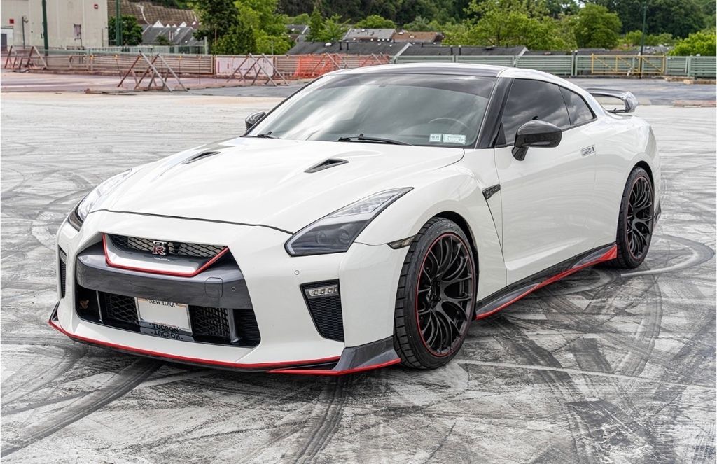 2018 Nissan GT-R Premium photo 2