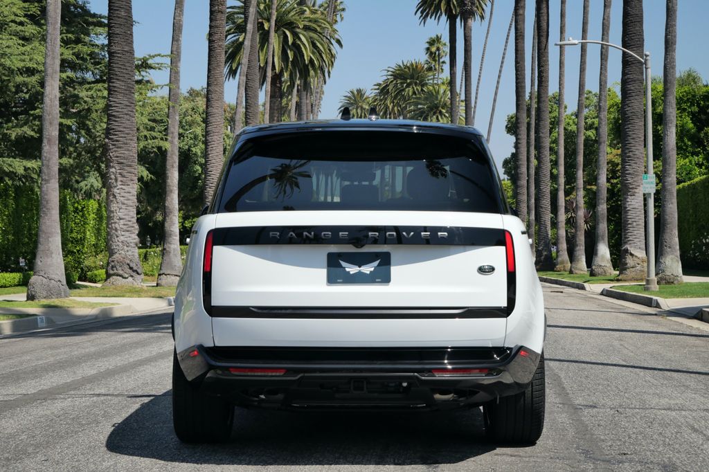 2023 Land Rover Range Rover SE photo 3