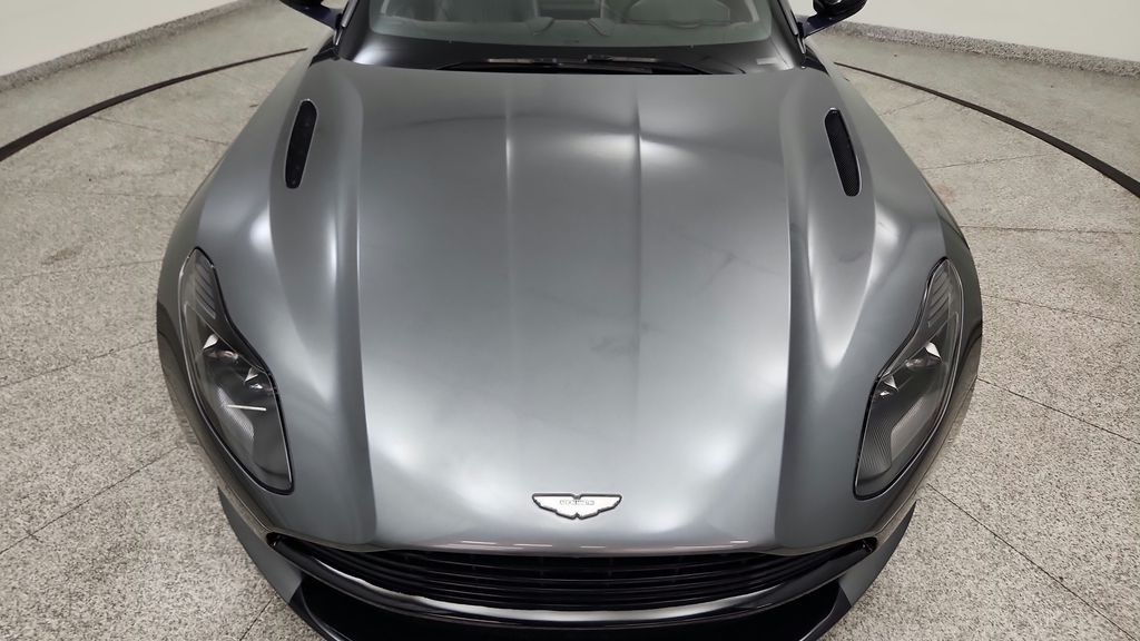 2019 Aston Martin DB11 12