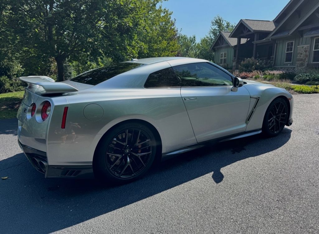 2017 Nissan GT-R Premium photo 3
