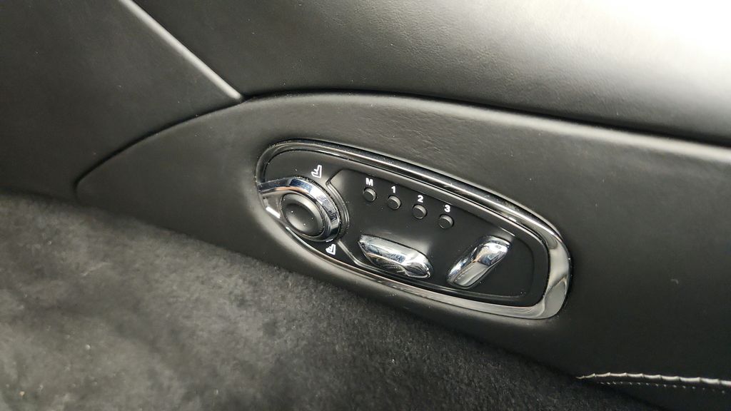 2019 Aston Martin DB11 34