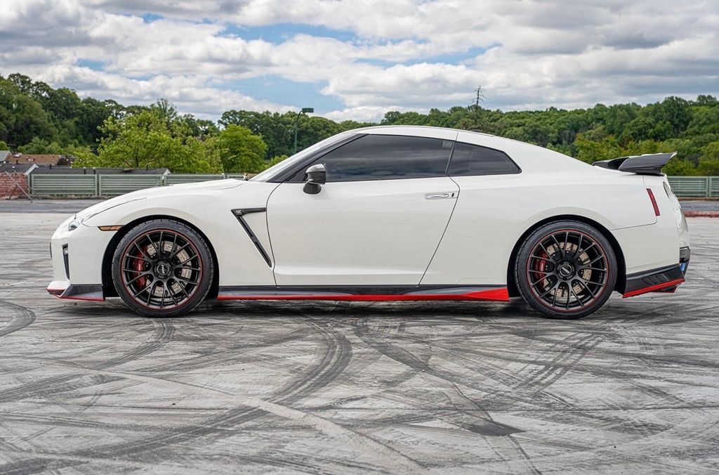 2018 Nissan GT-R Premium photo 3