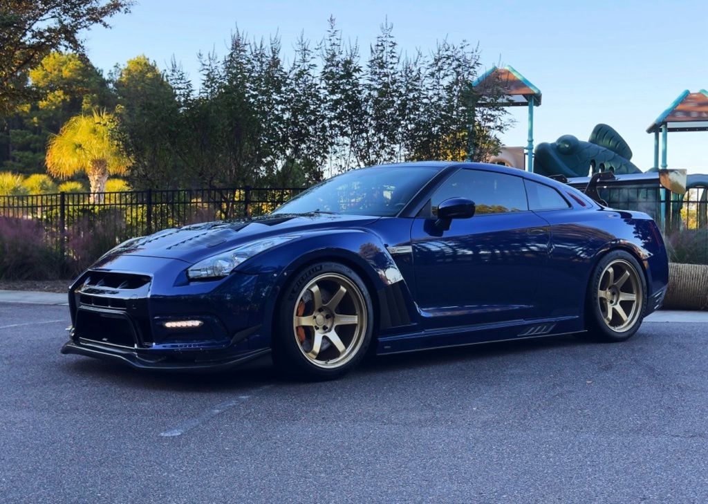 2014 Nissan GT-R Premium photo 2