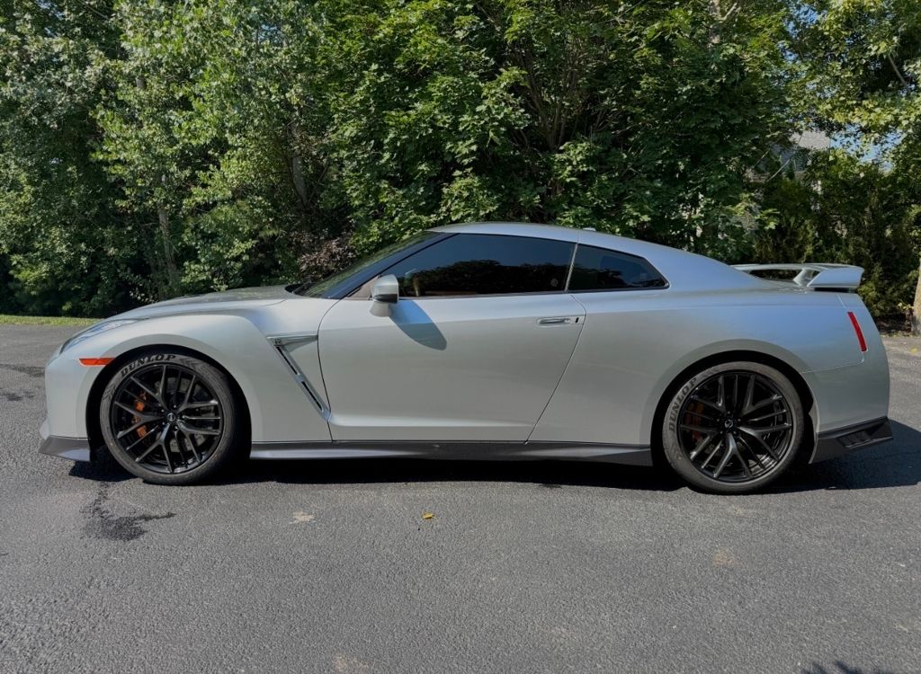 2017 Nissan GT-R Premium photo 2