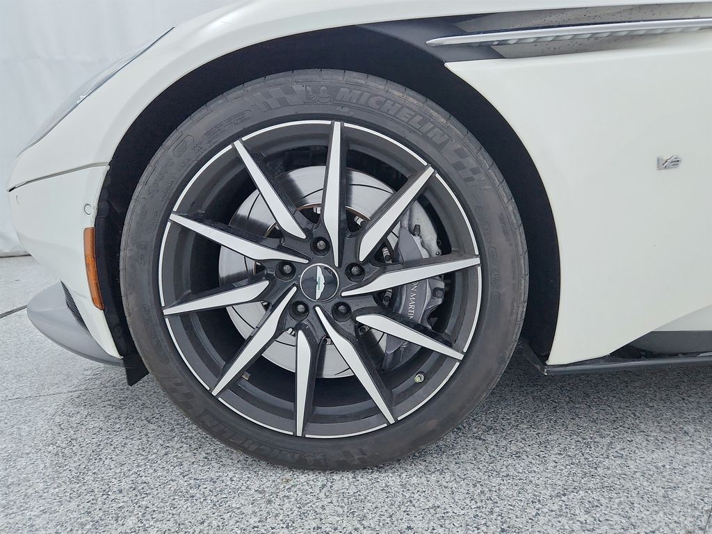 2018 Aston Martin DB11 photo 3