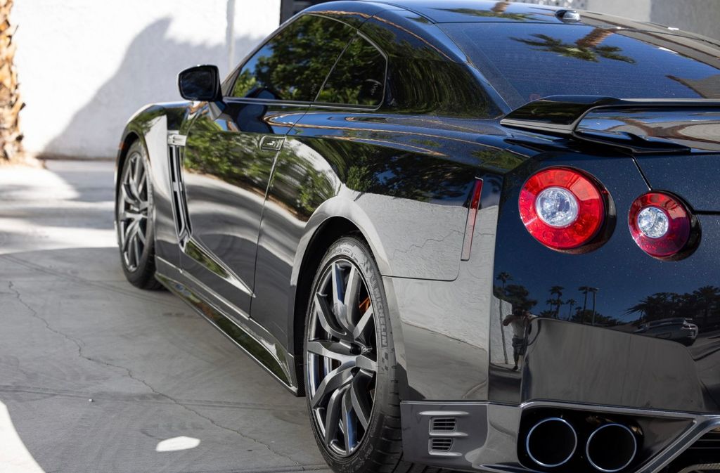 2014 Nissan GT-R Premium photo 3