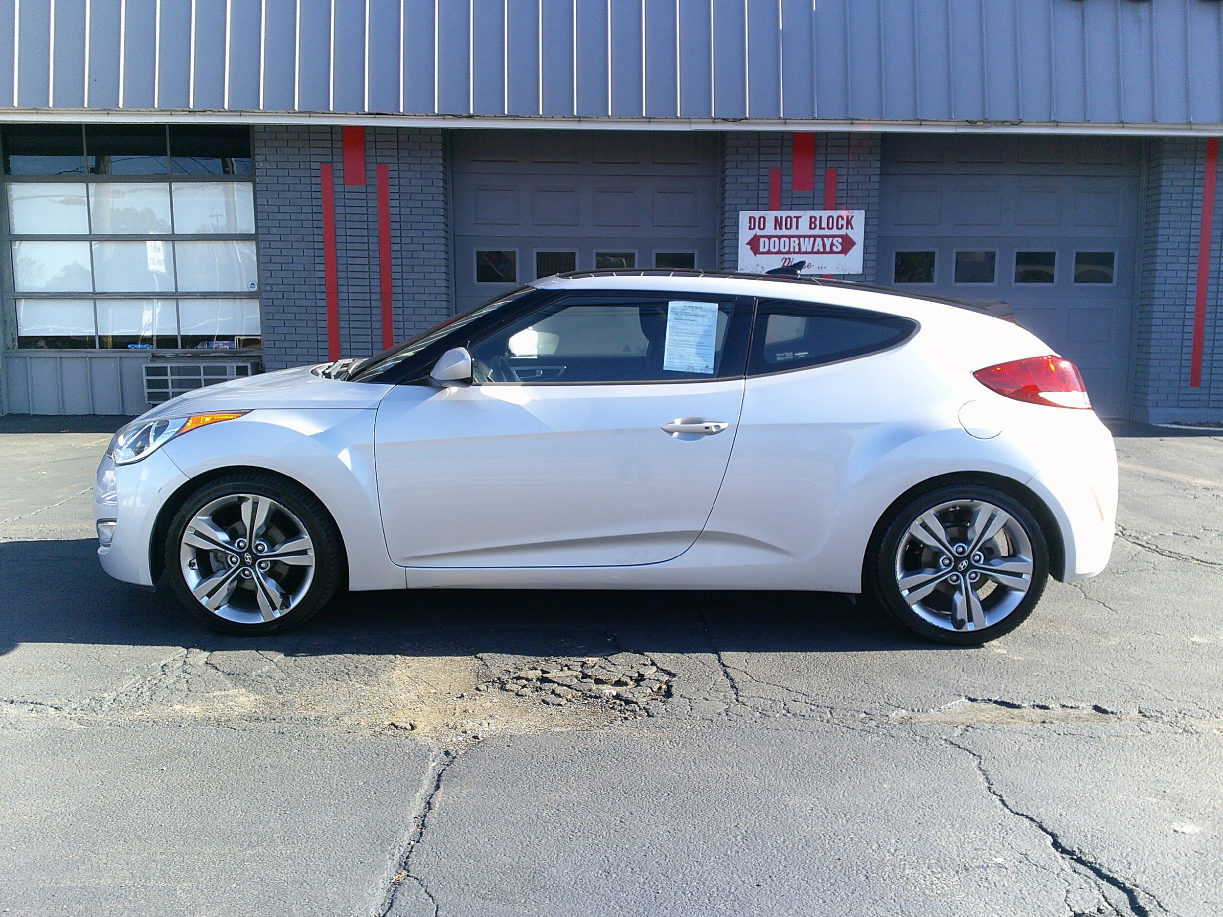 2017 Hyundai Veloster Value Edition photo 2