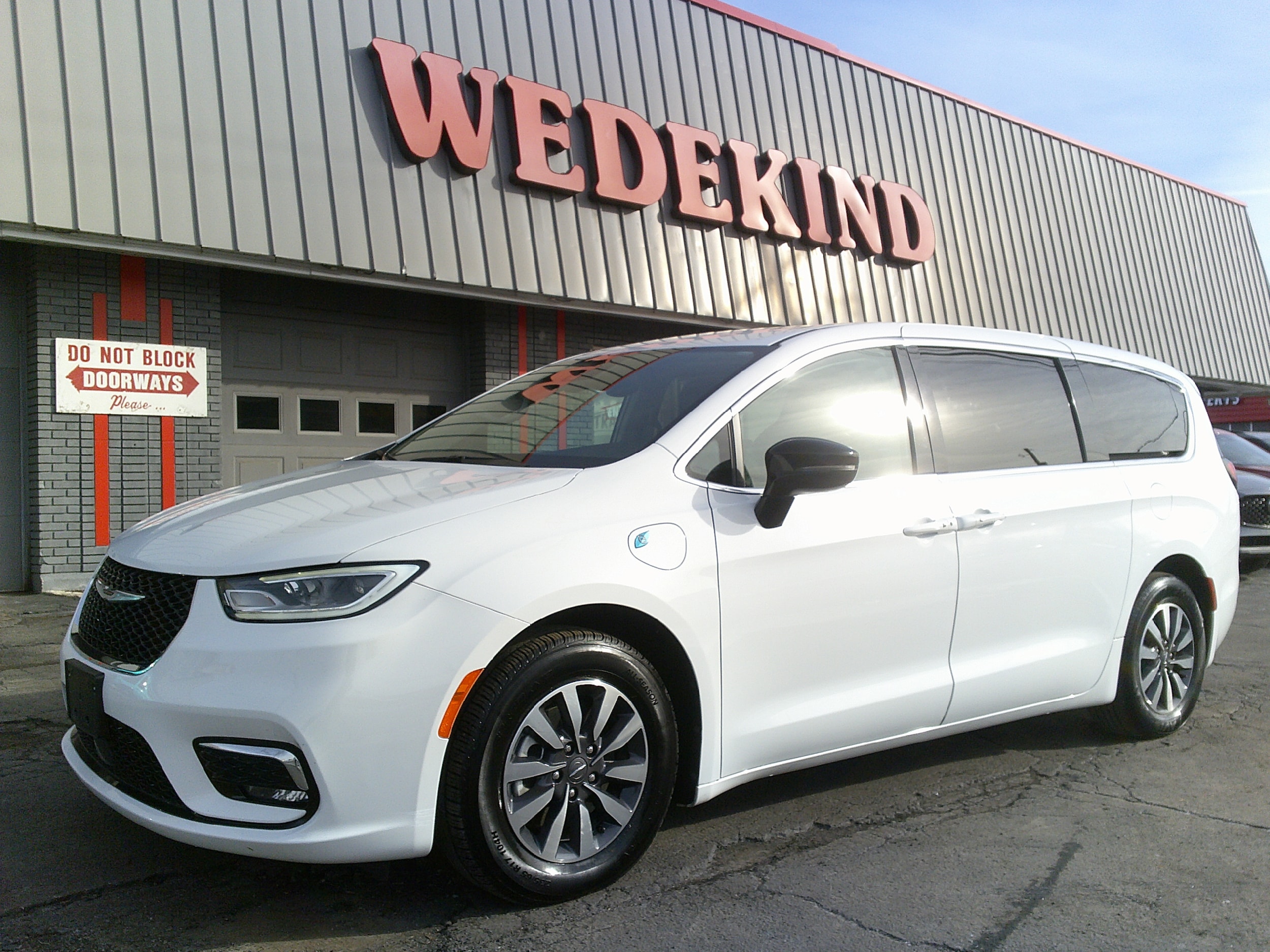 2024 Chrysler Pacifica PHEV Select's photo