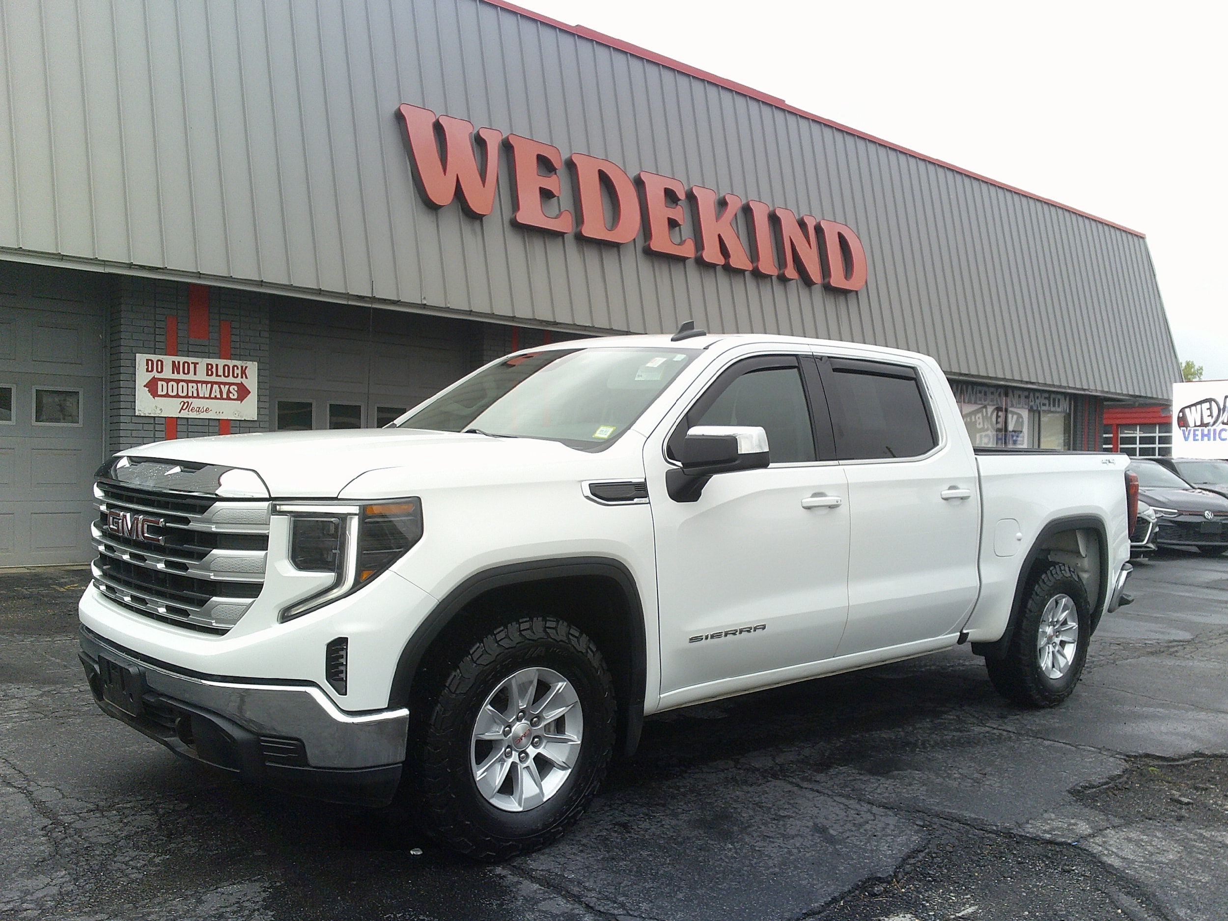 2023 GMC Sierra 4WD Crew Cab Short Box SLE's photo