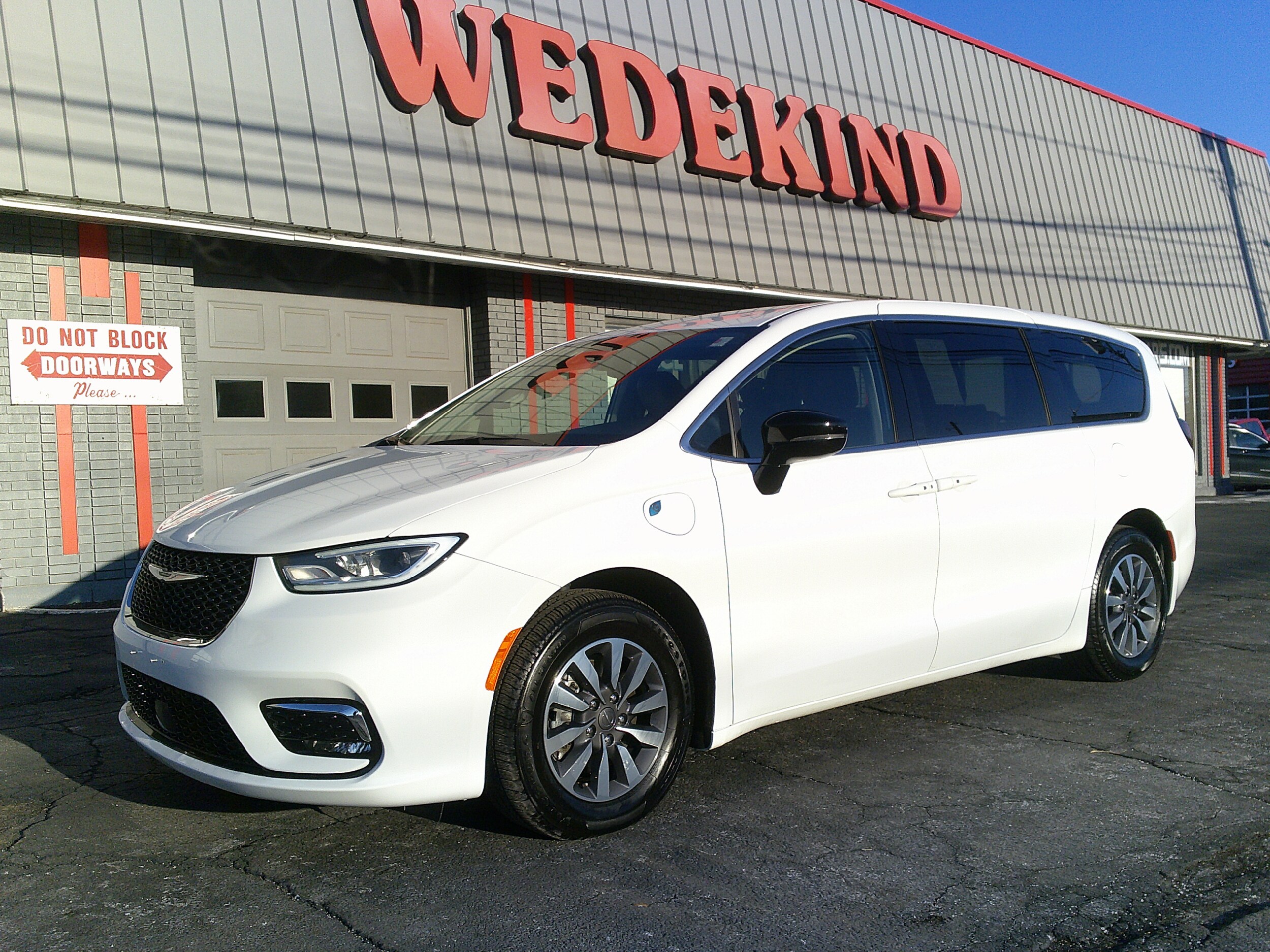 2024 Chrysler Pacifica Hybrid photo 2