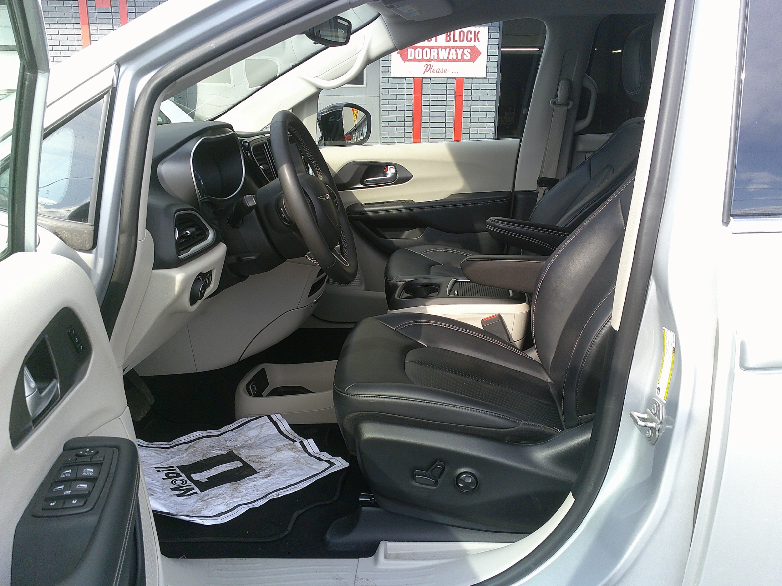 2024 Chrysler Pacifica Touring L - Photo 11