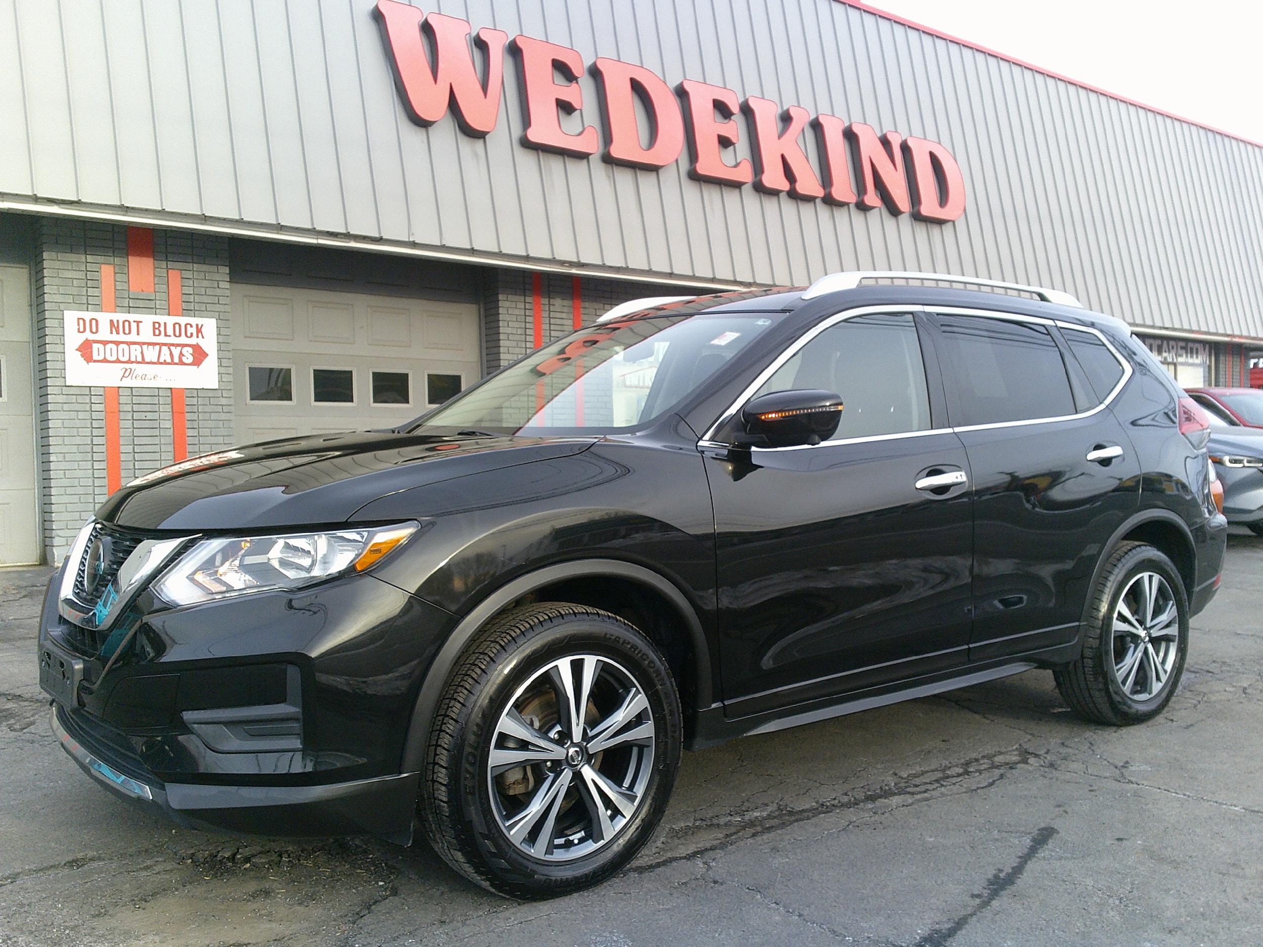 2019 Nissan Rogue SV's photo