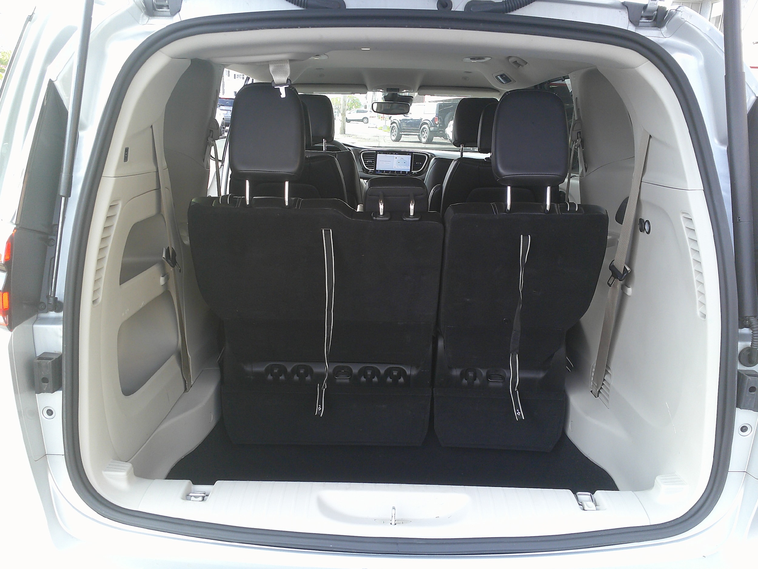 2024 Chrysler Pacifica Touring L - Photo 16