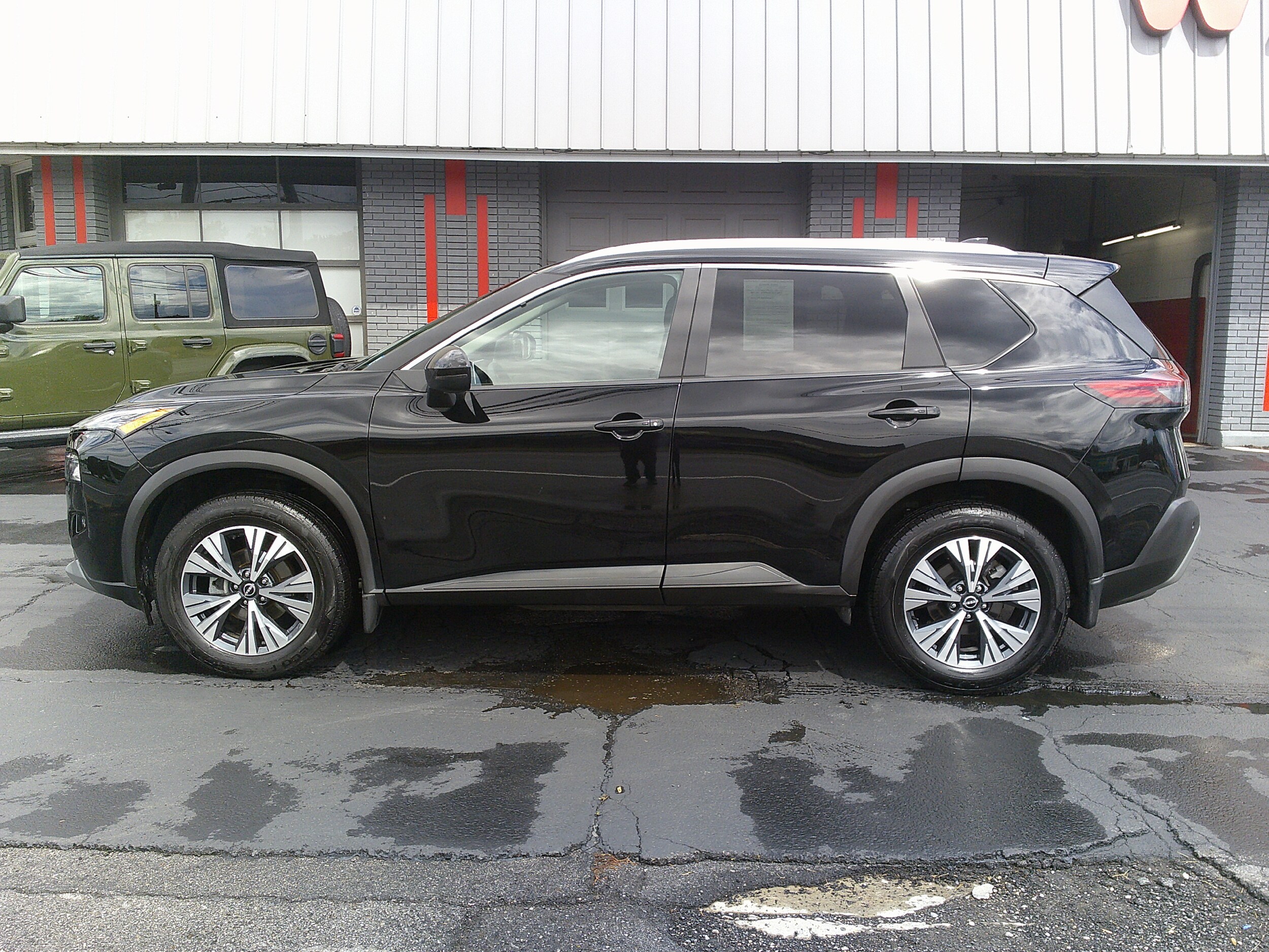 2023 Nissan Rogue SV photo 2