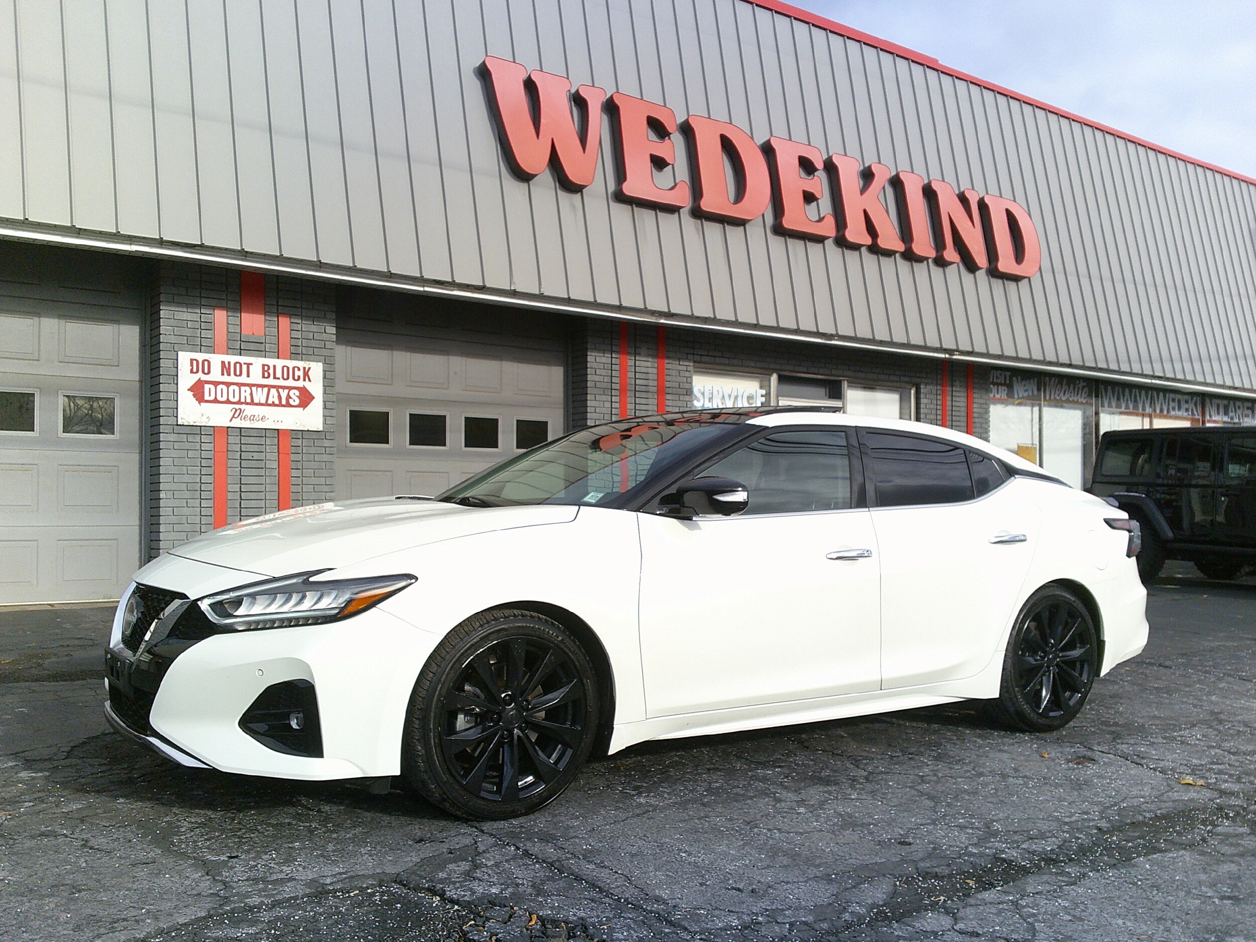 2023 Nissan Maxima Platinum photo 2