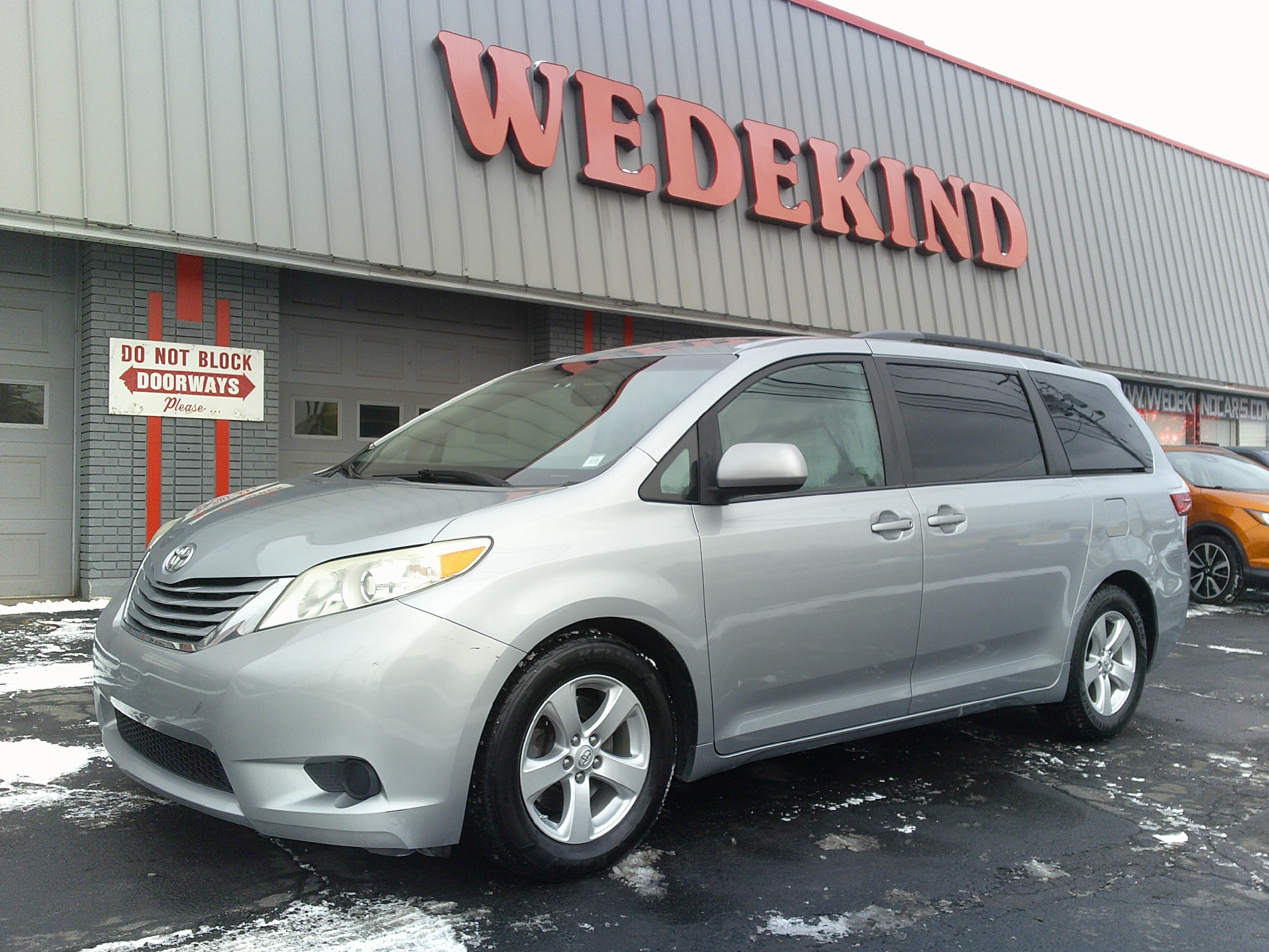 2015 Toyota Sienna LE's photo