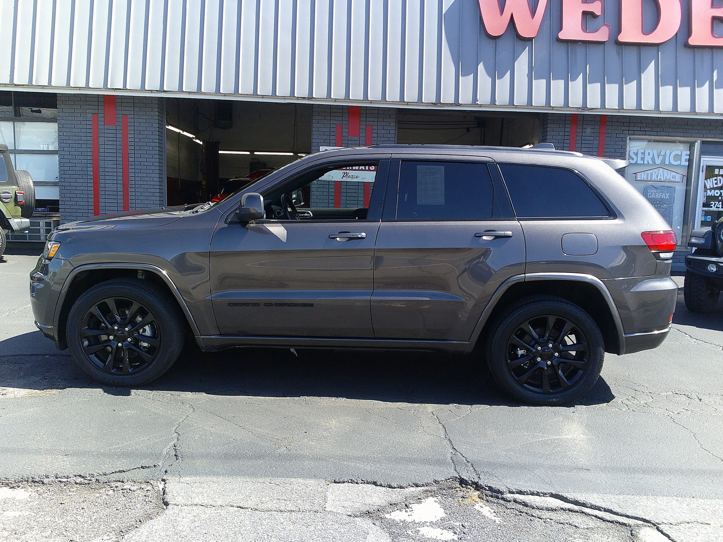 2021 Jeep Grand Cherokee Laredo X photo 2