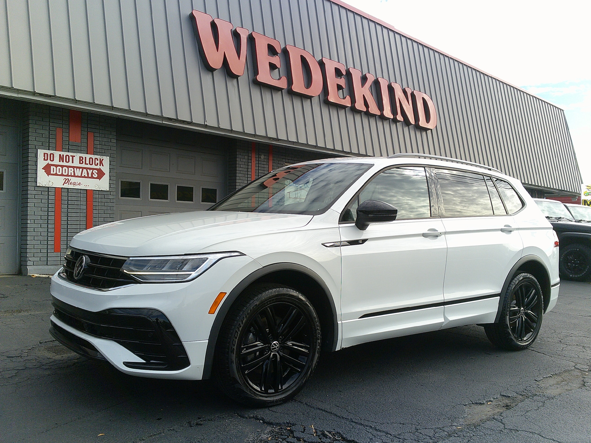 2022 Volkswagen Tiguan SE R-LINE BLACK's photo