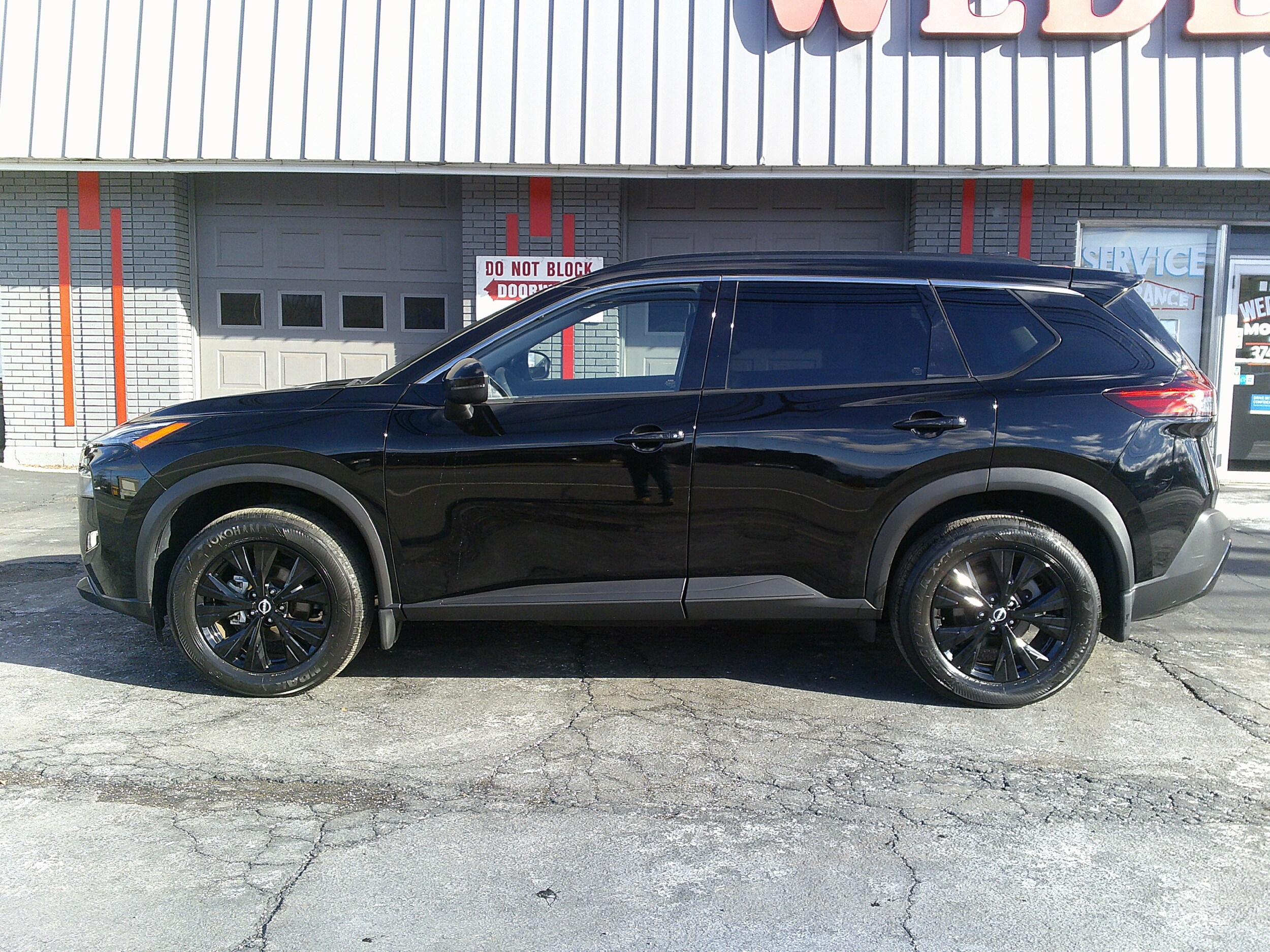 2023 Nissan Rogue Midnight Edition photo 2