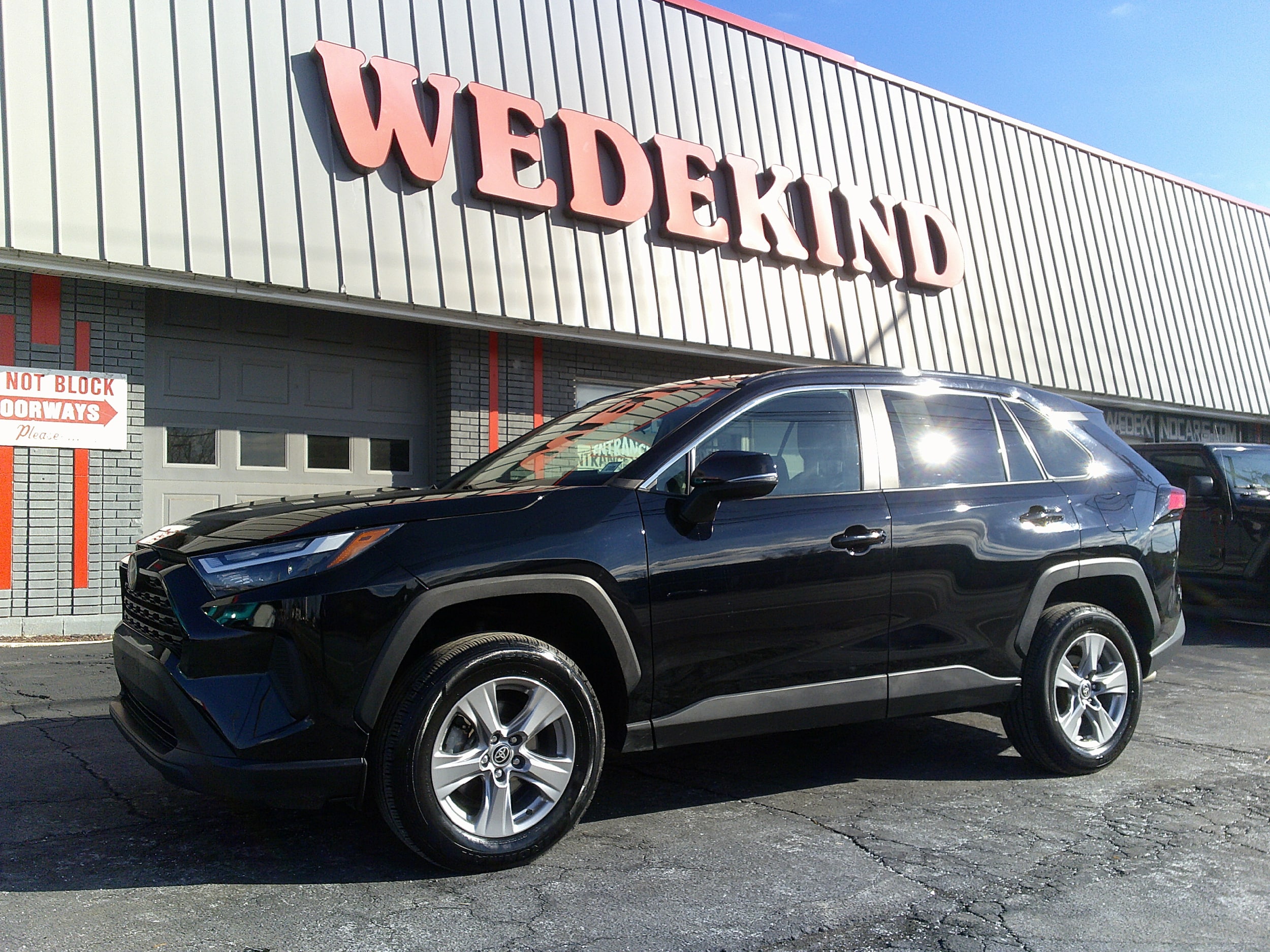 2024 Toyota RAV4 XLE's photo