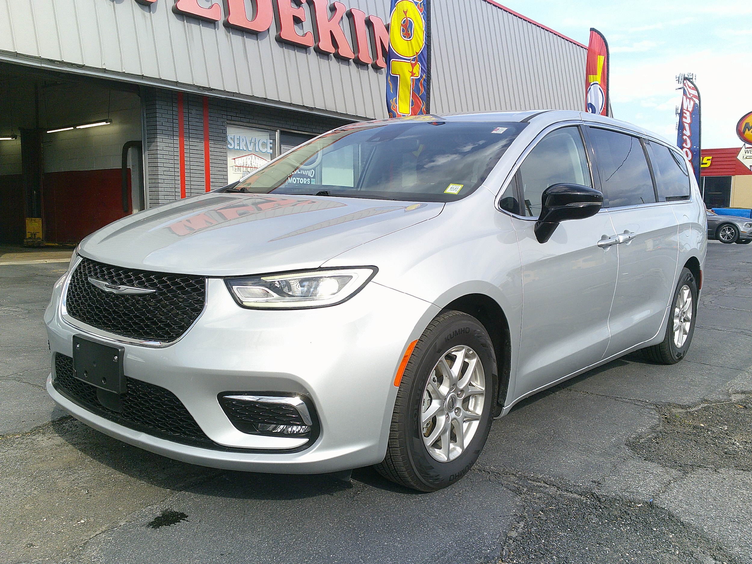 2024 Chrysler Pacifica Touring L - Photo 9