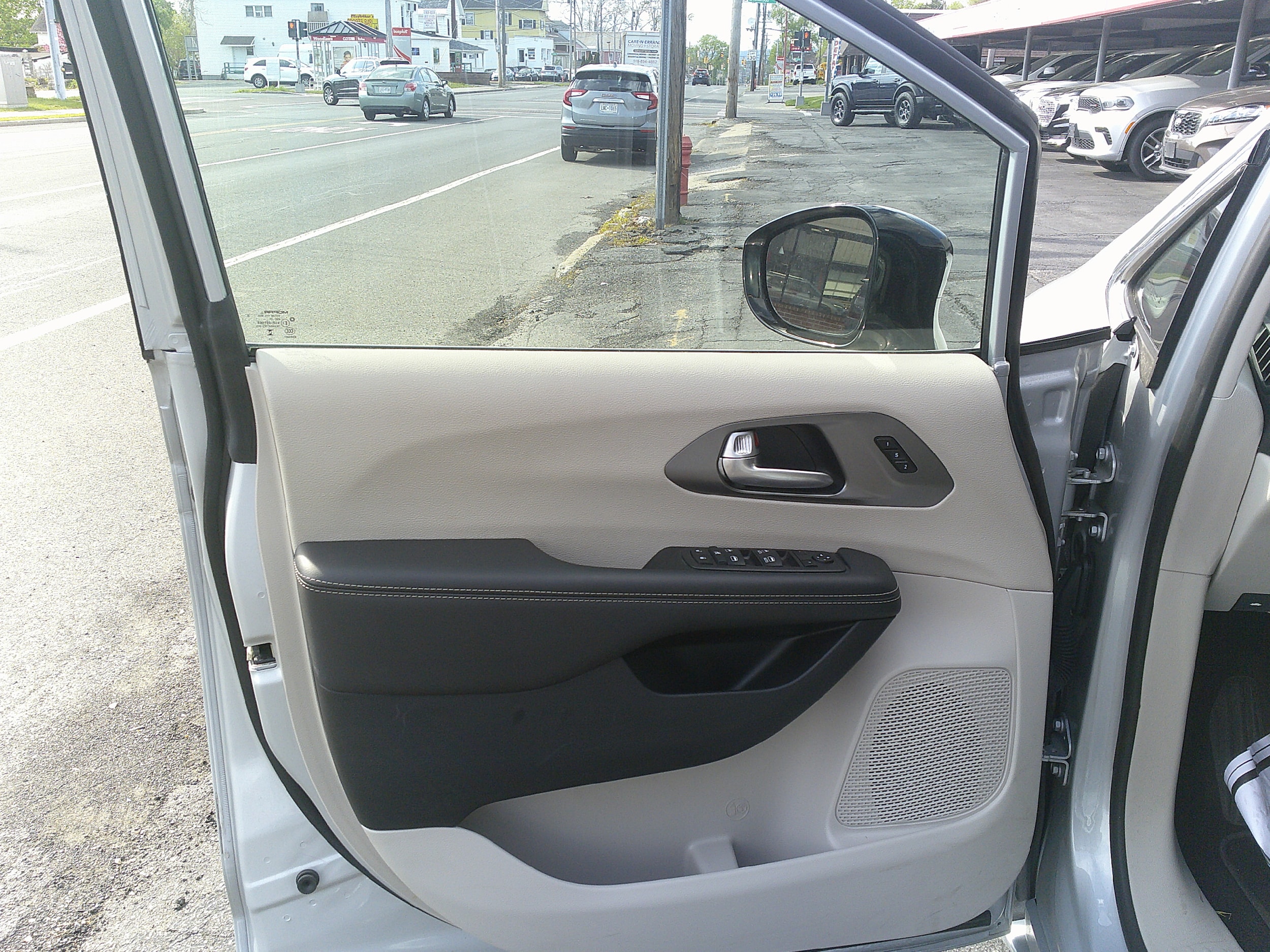 2024 Chrysler Pacifica Touring L - Photo 13