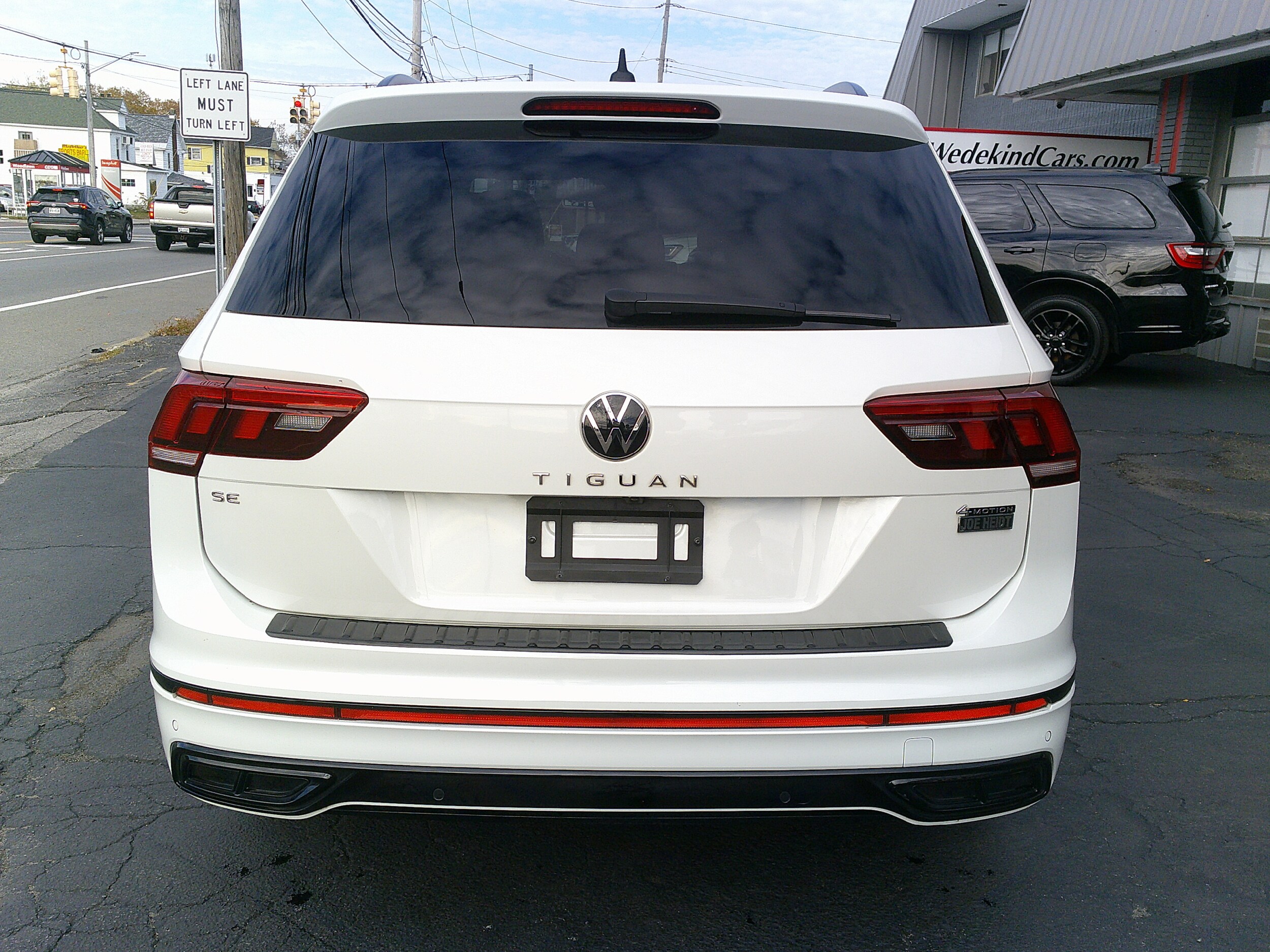 2022 Volkswagen Tiguan SE R-Line Black photo 2