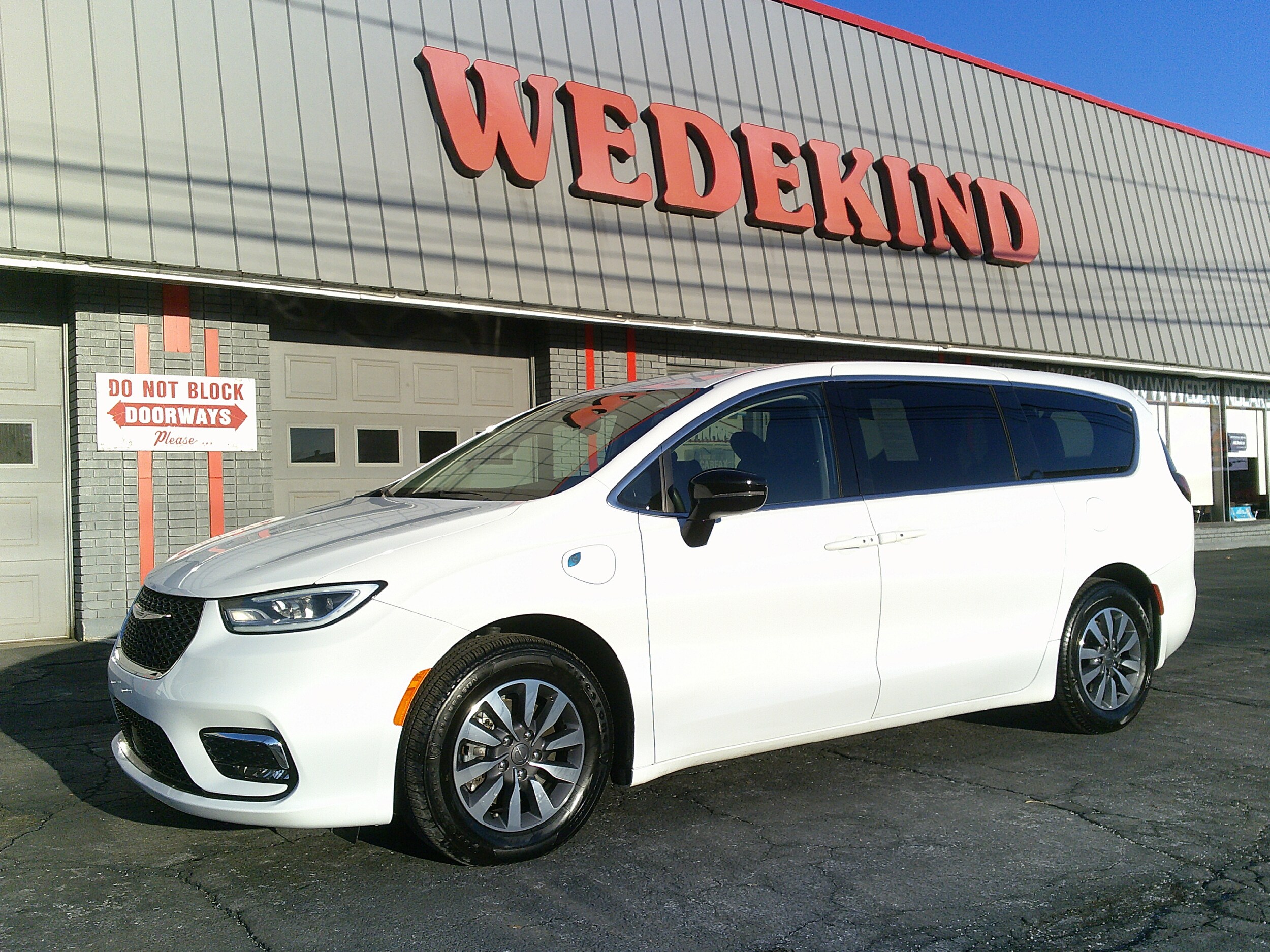 2024 Chrysler Pacifica Hybrid photo 3