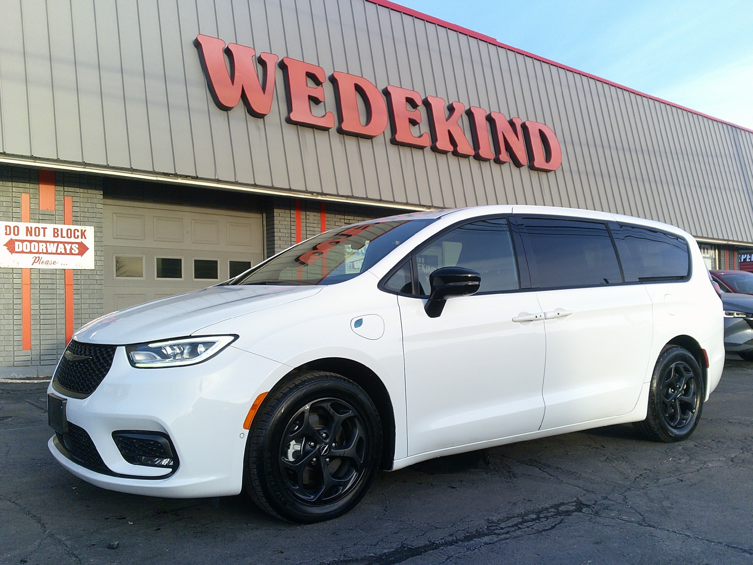 2024 Chrysler Pacifica PHEV Select's photo