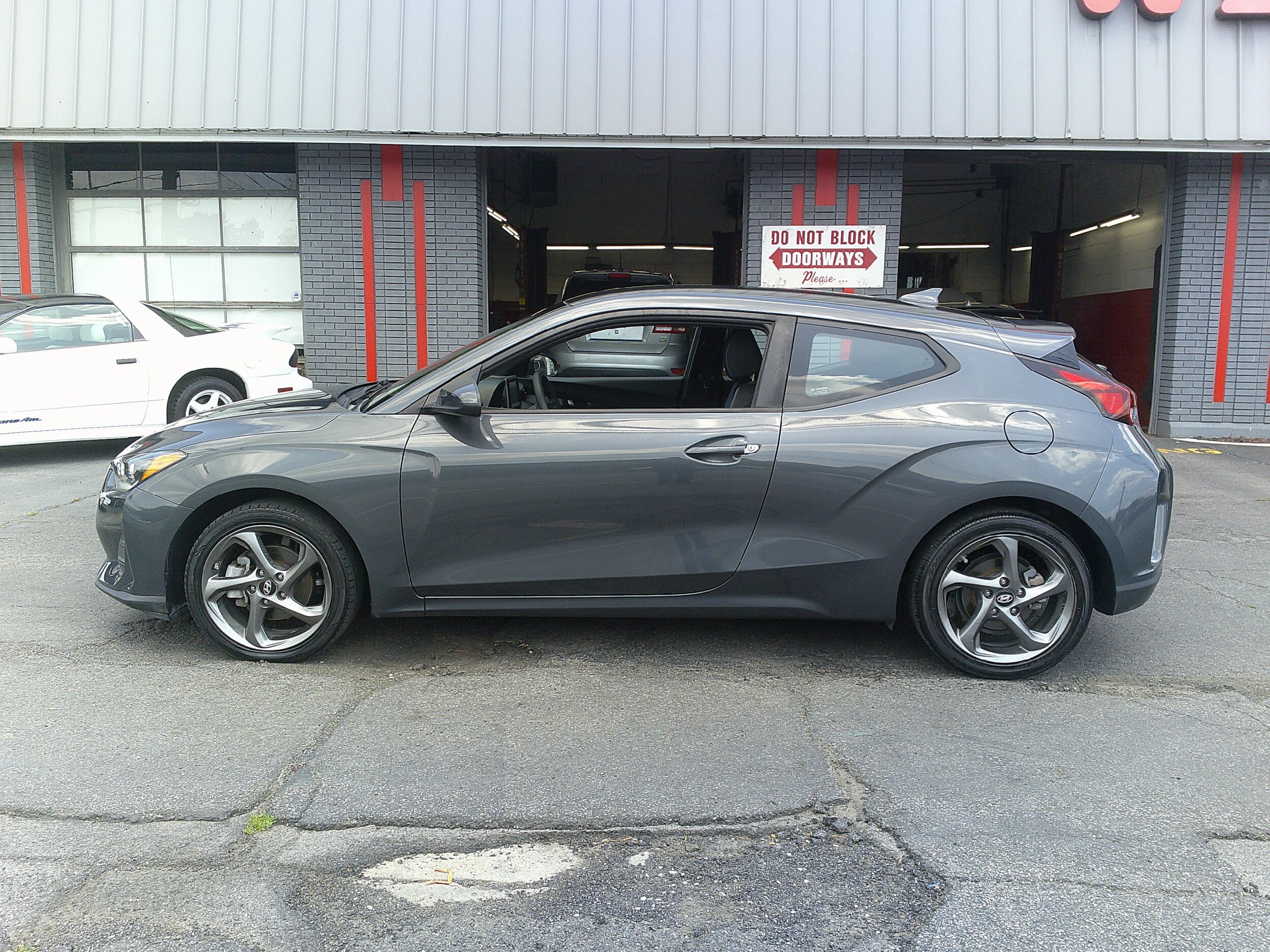 2020 Hyundai Veloster 2.0L Premium photo 2