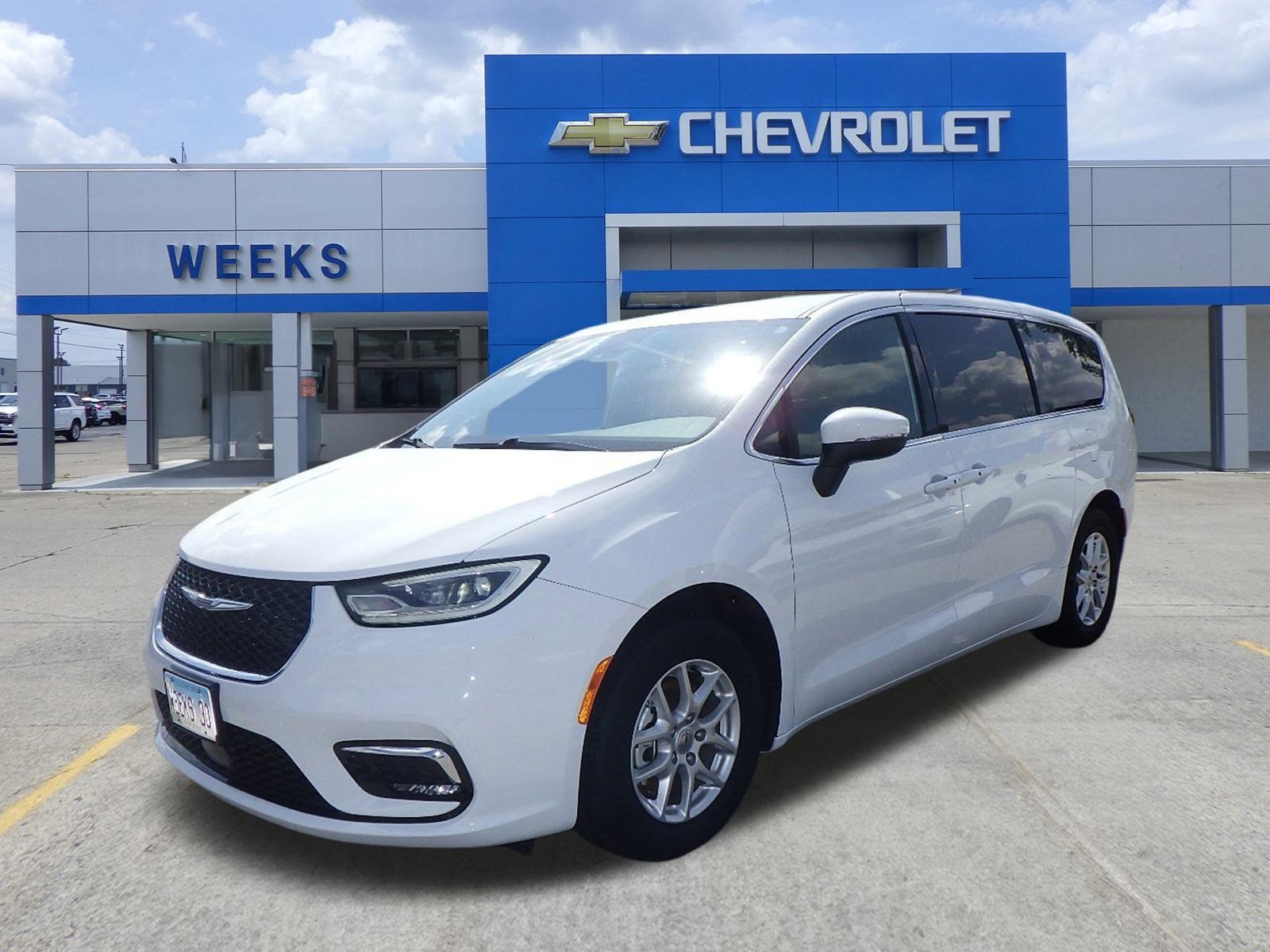 2023 Chrysler Pacifica Touring's photo