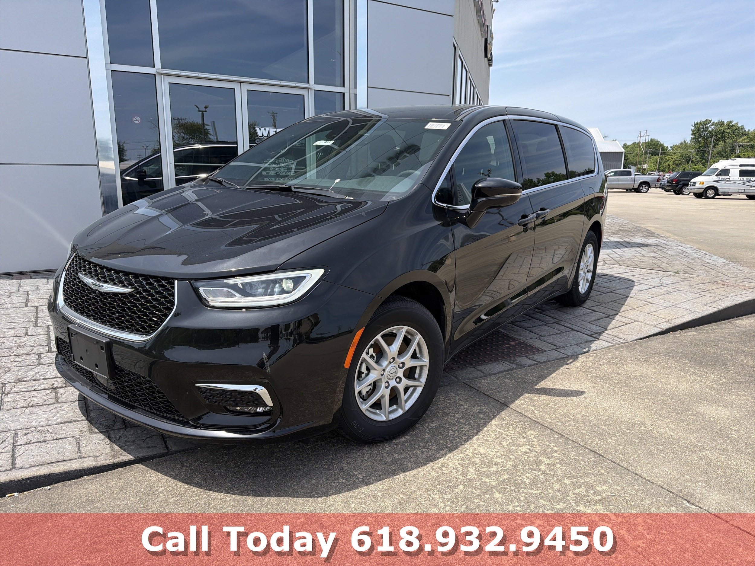 2026 Chrysler Pacifica Select's photo