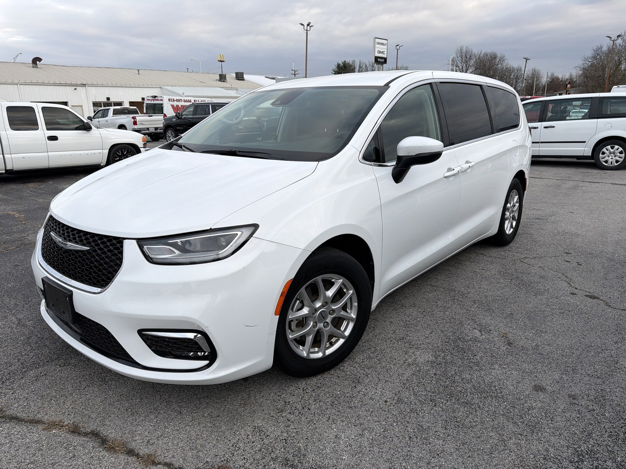 2023 Chrysler Pacifica Touring L's photo