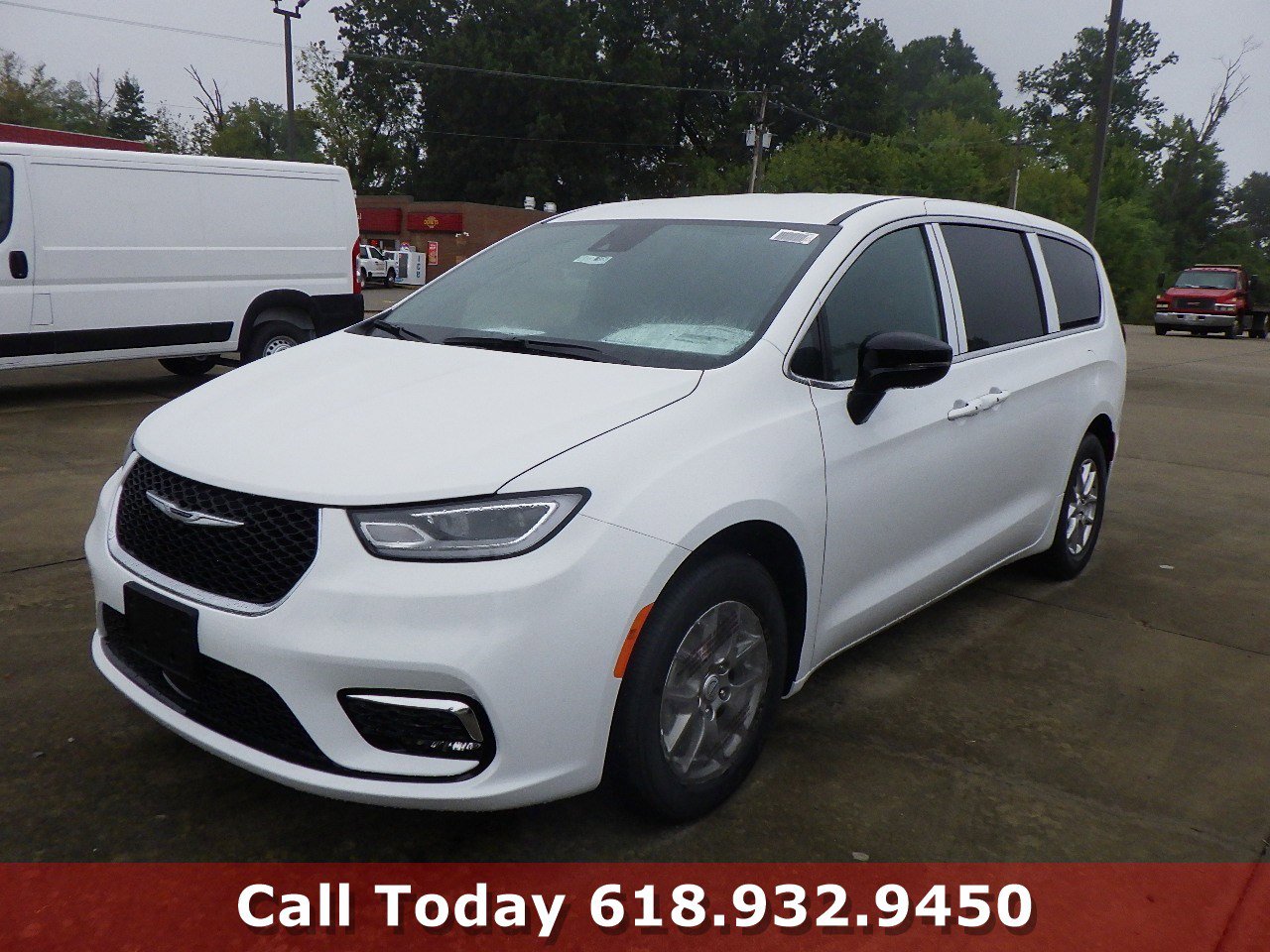 2026 Chrysler Pacifica Select's photo