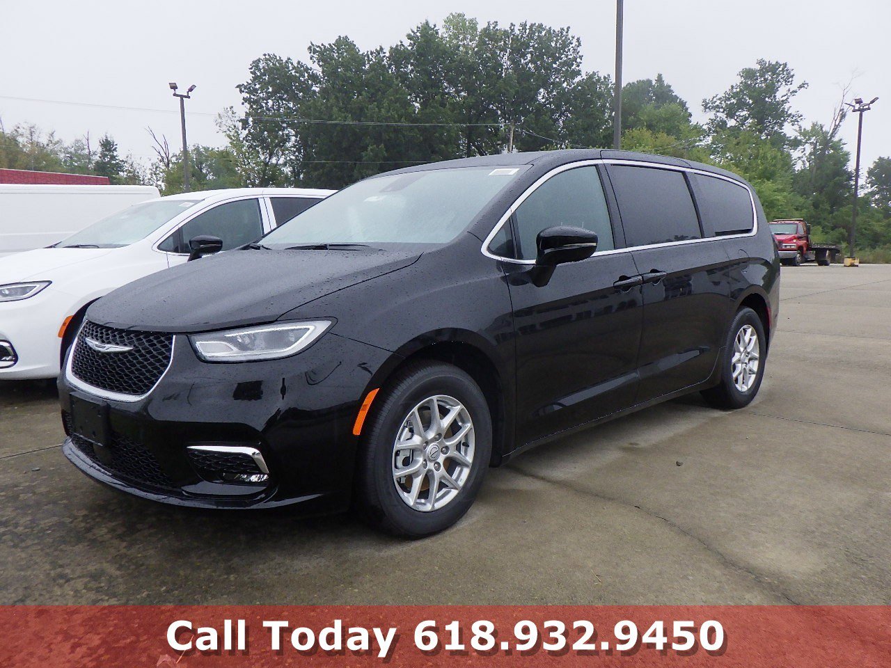 2026 Chrysler Pacifica Select's photo