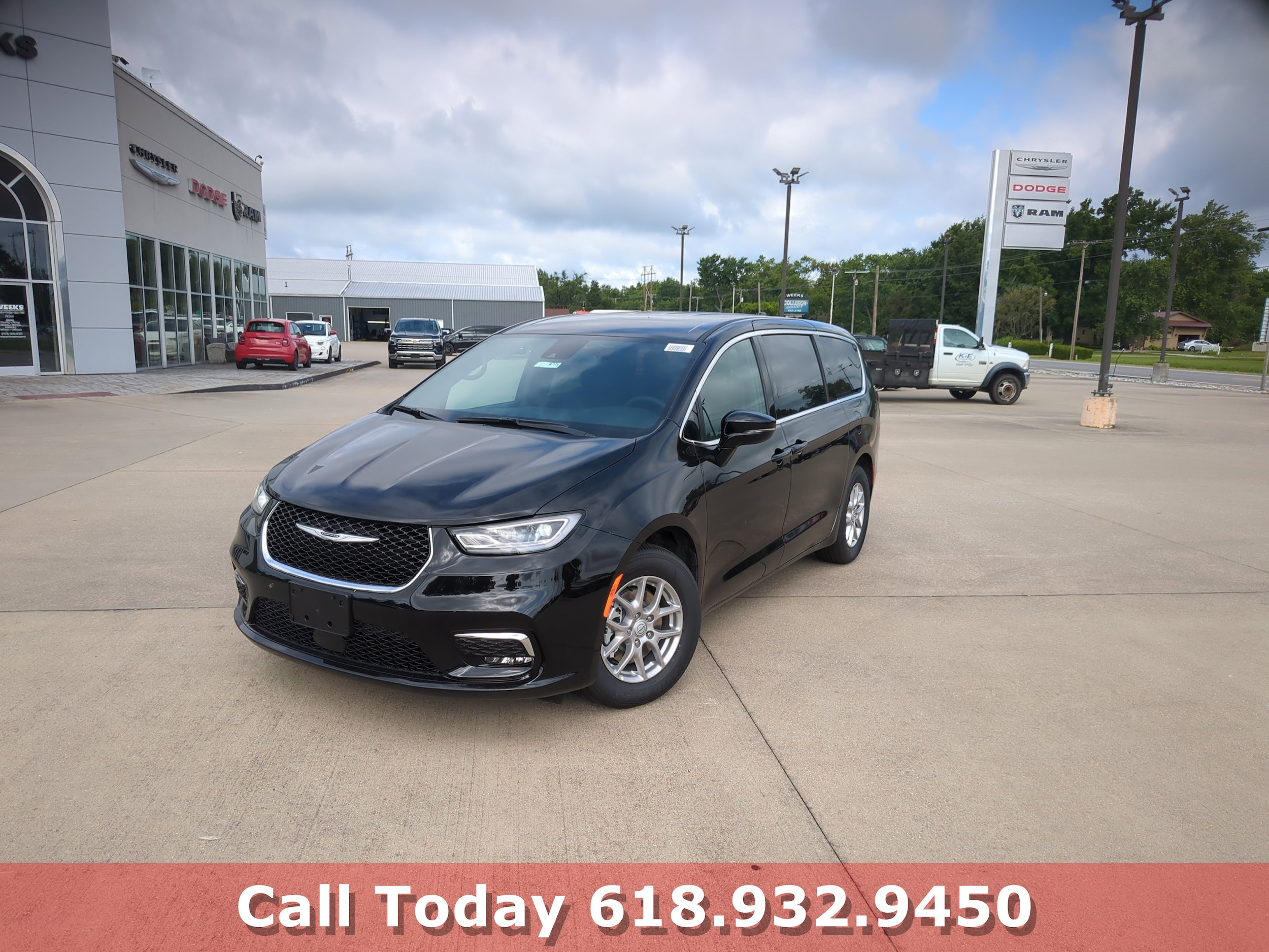 2025 Chrysler Pacifica SELECT