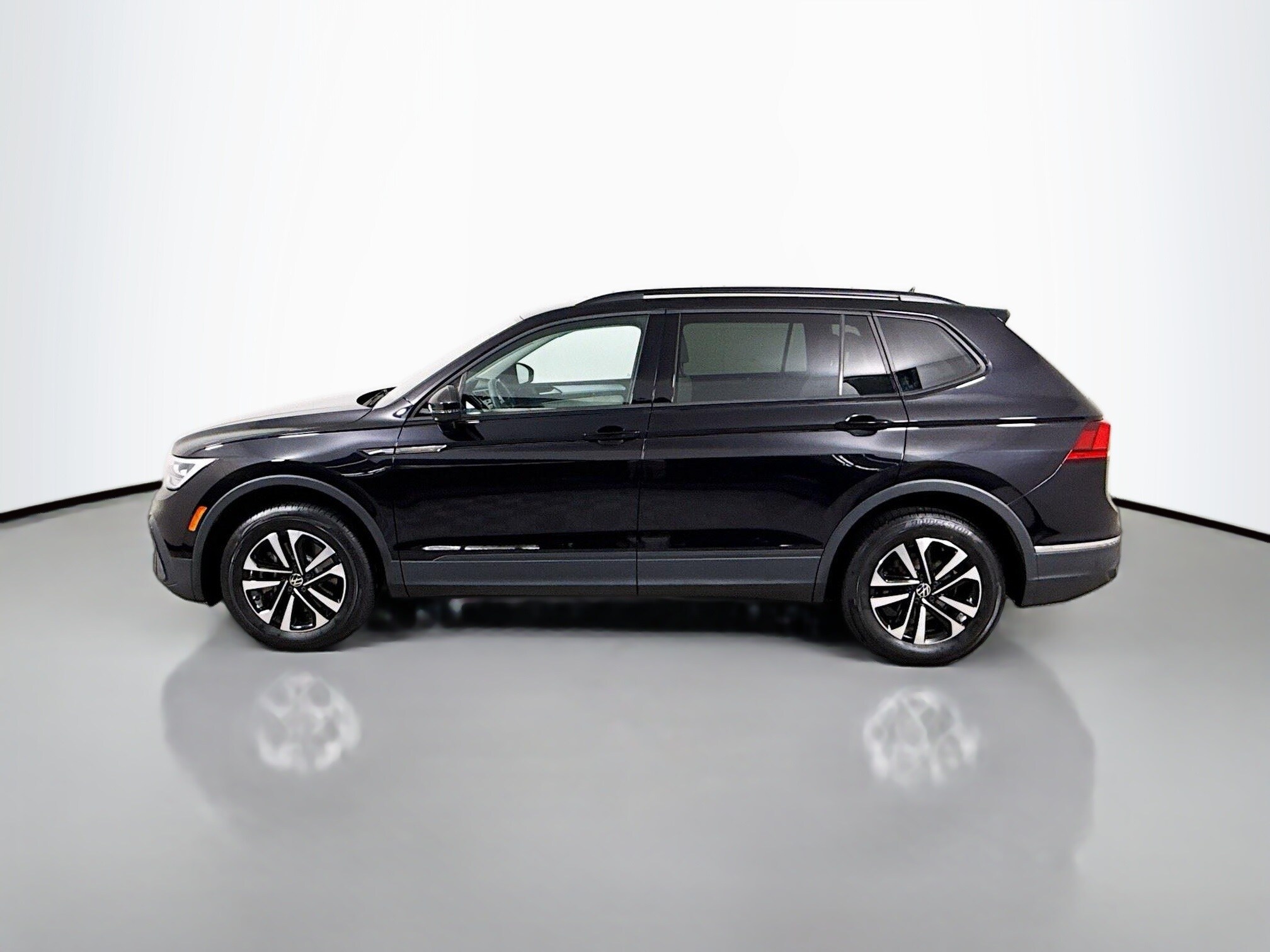 2022 Volkswagen Tiguan S photo 2