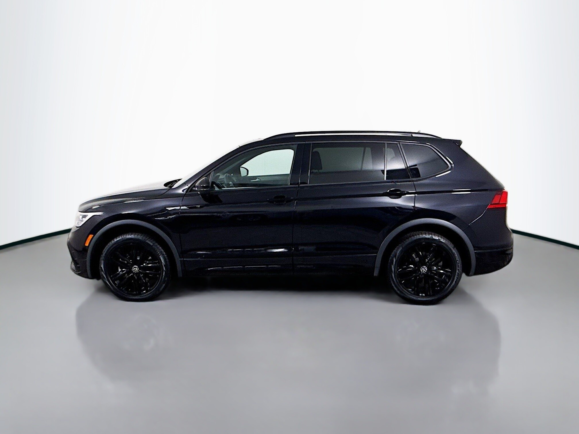 2022 Volkswagen Tiguan SE R-Line Black photo 2