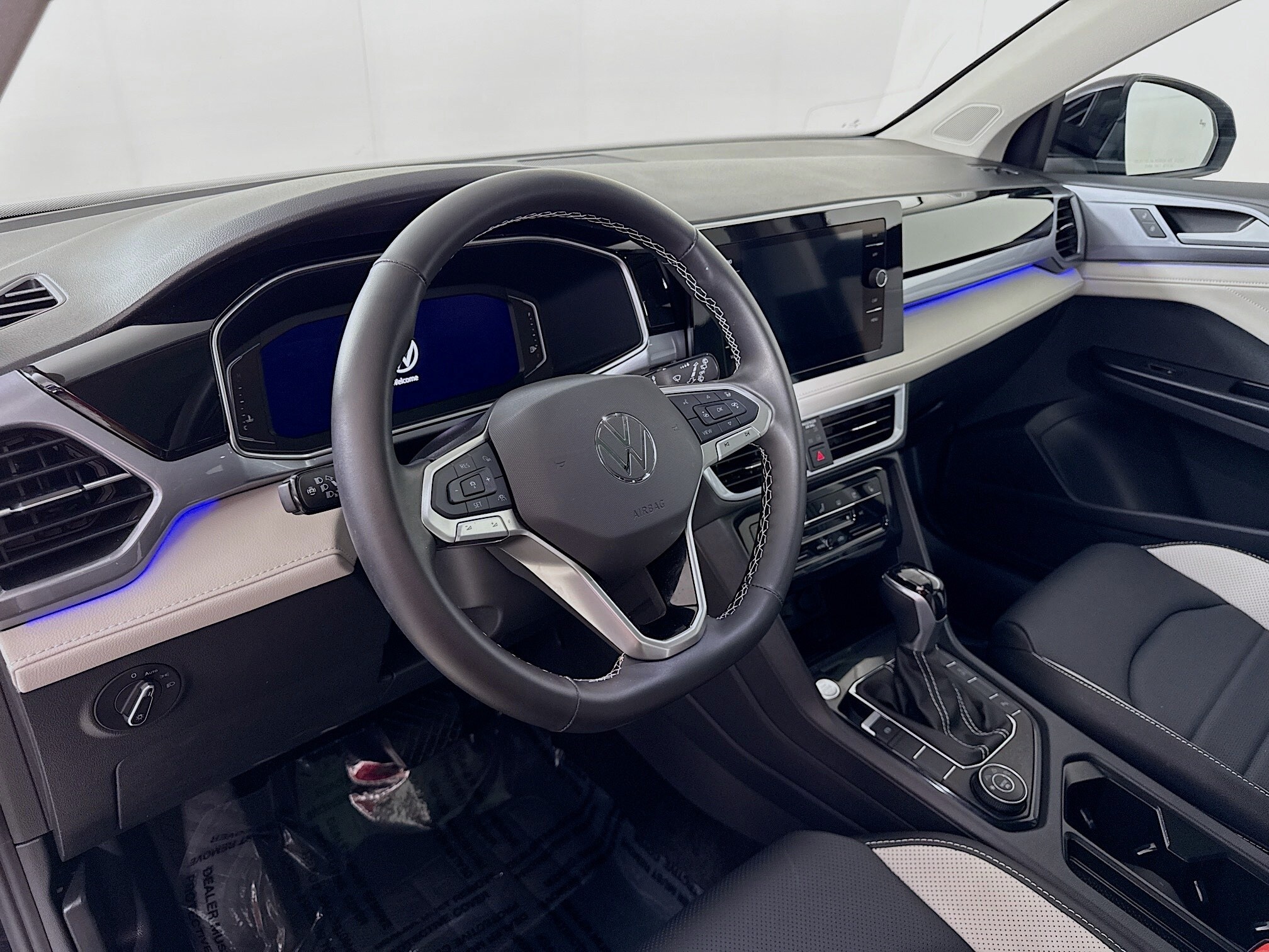 2025 Volkswagen Taos SEL photo 4