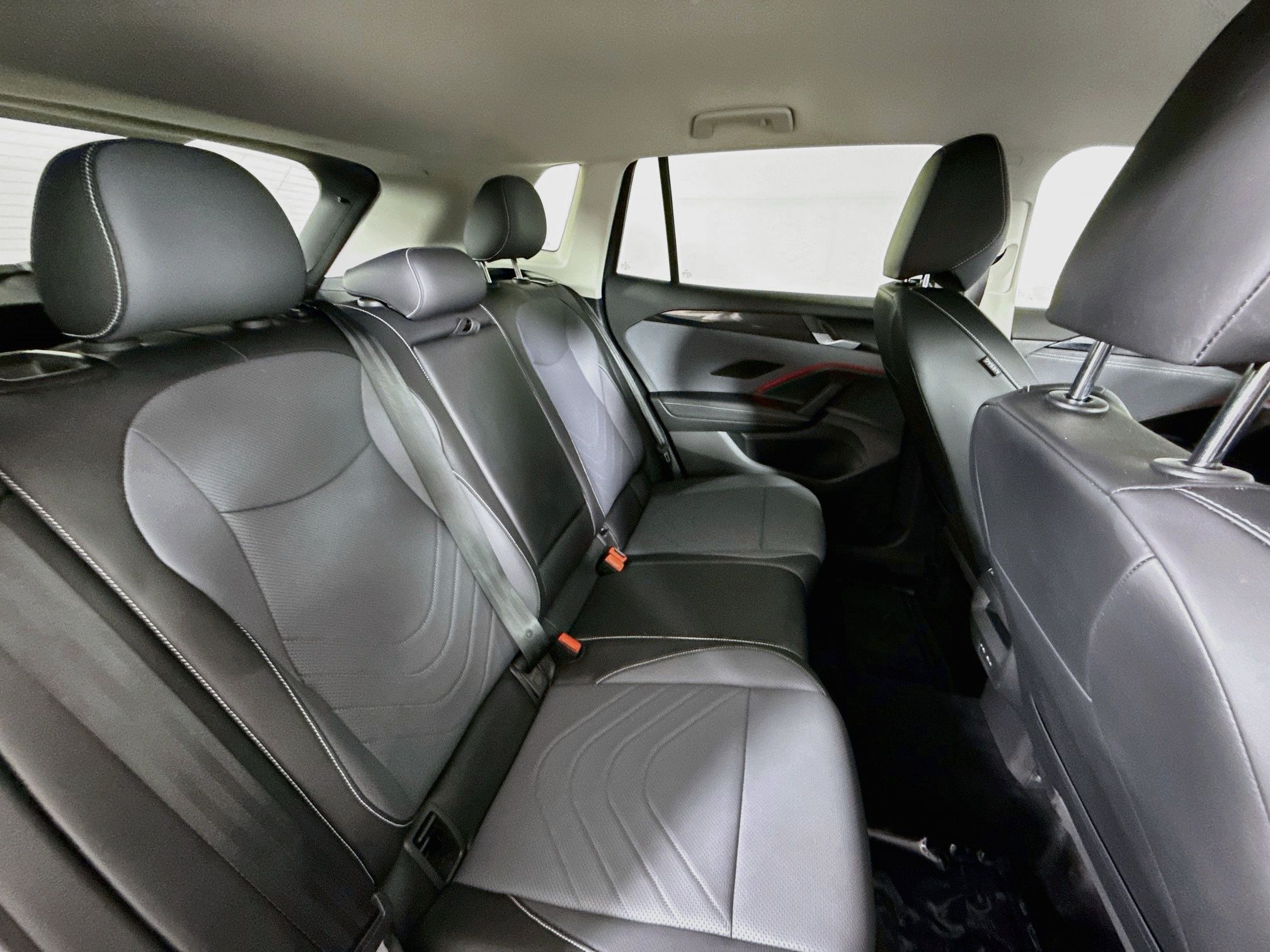 2025 Volkswagen Tiguan SE - Photo 22
