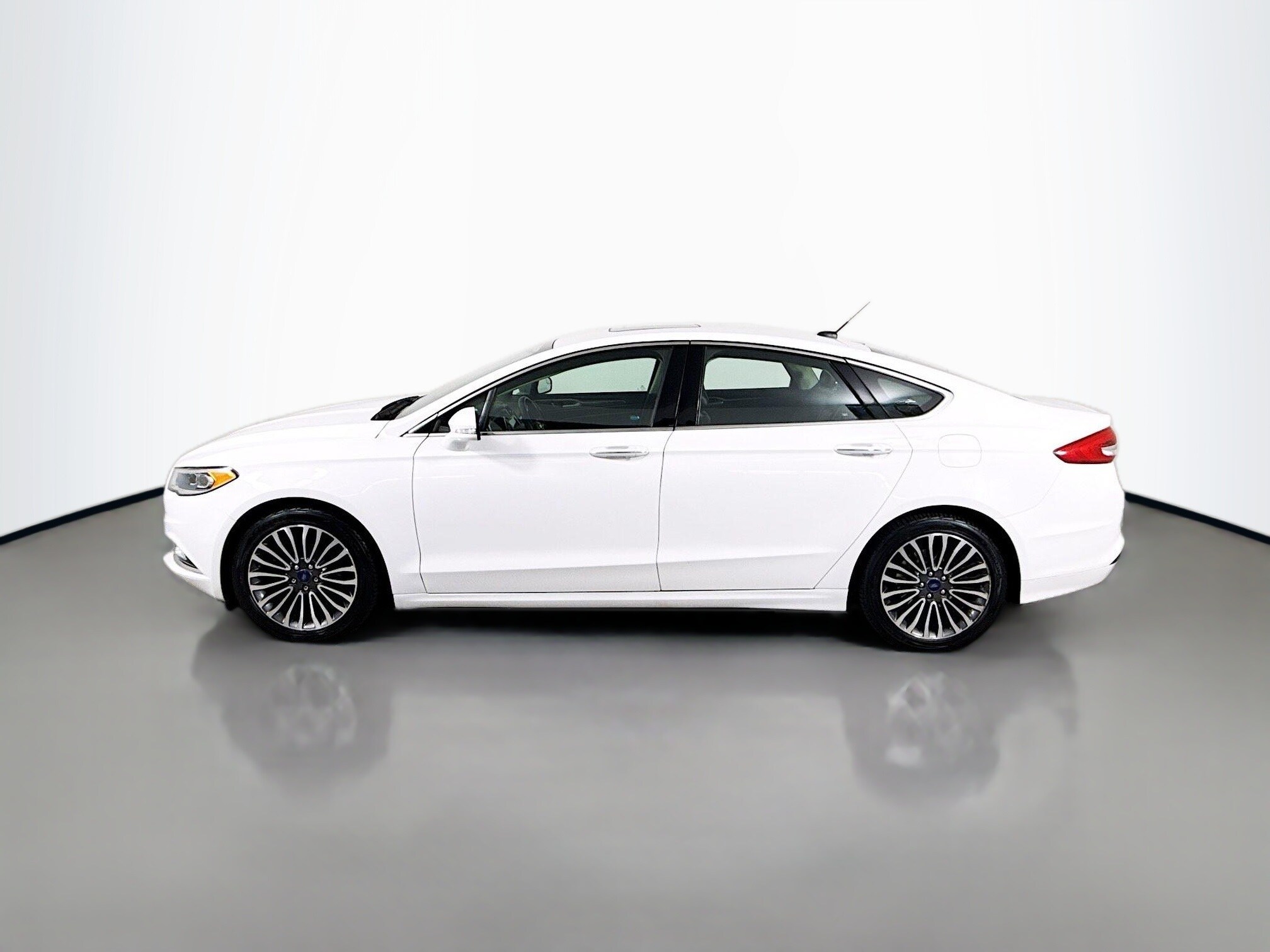 2017 Ford Fusion SE photo 2