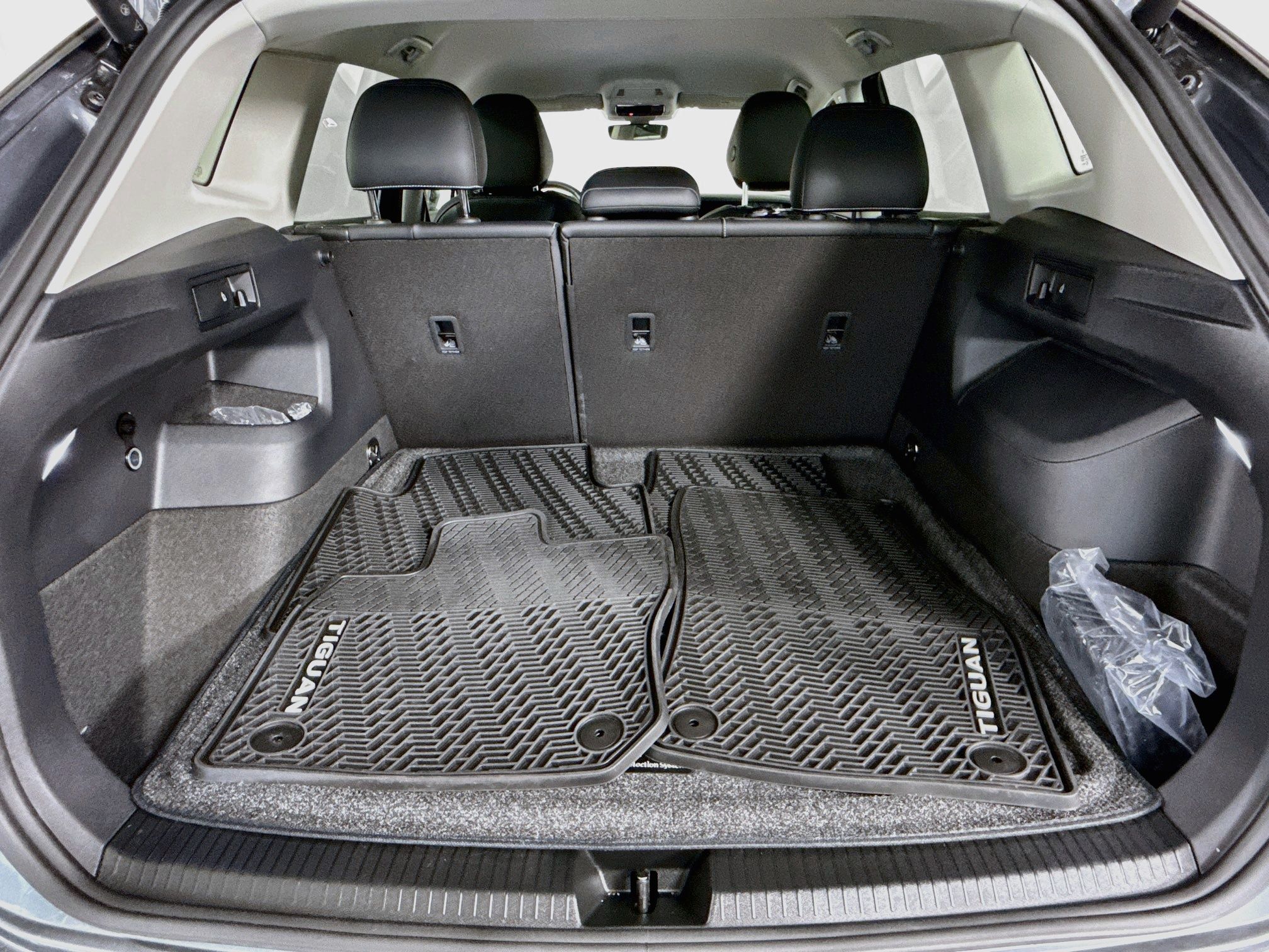 2025 Volkswagen Tiguan SE - Photo 21
